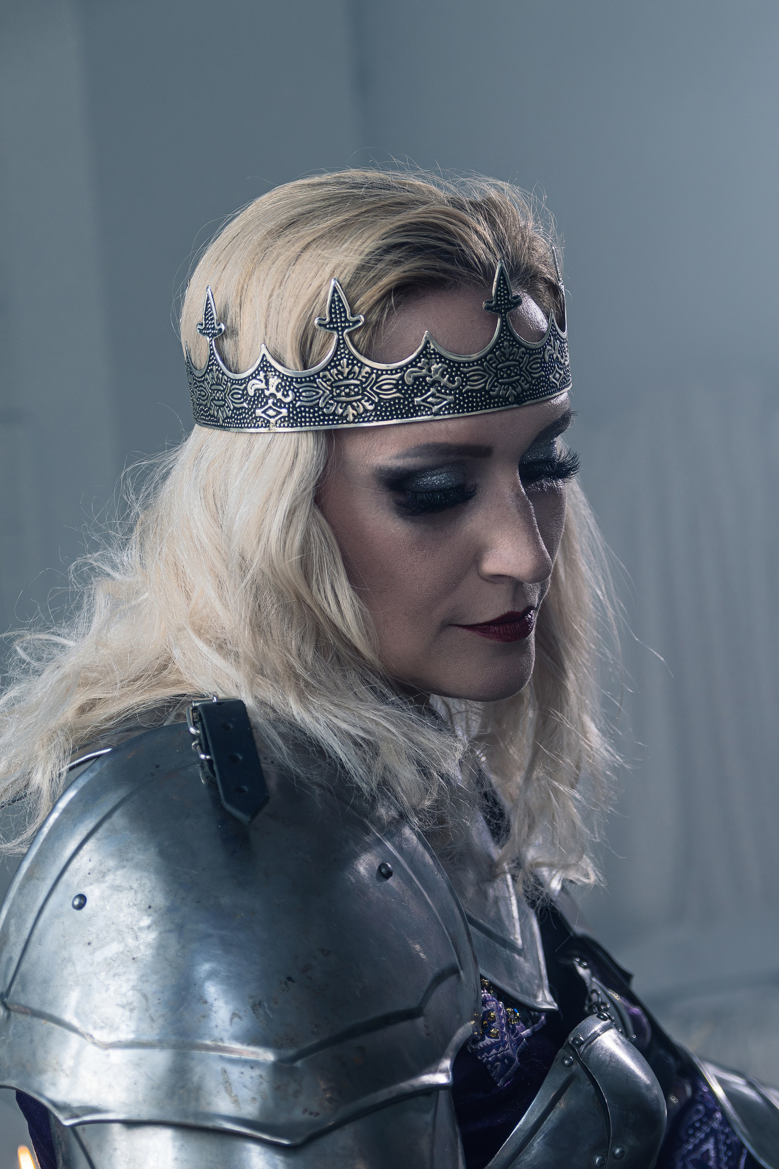 Фэнтези съёмка для моей мамы. В Ростове на Дону провёл ART съёмку для своей мамы. Надел на неё доспехи, корону и королевский макияж. Фотосессия с доспехами в Ростове. Женский портрет.