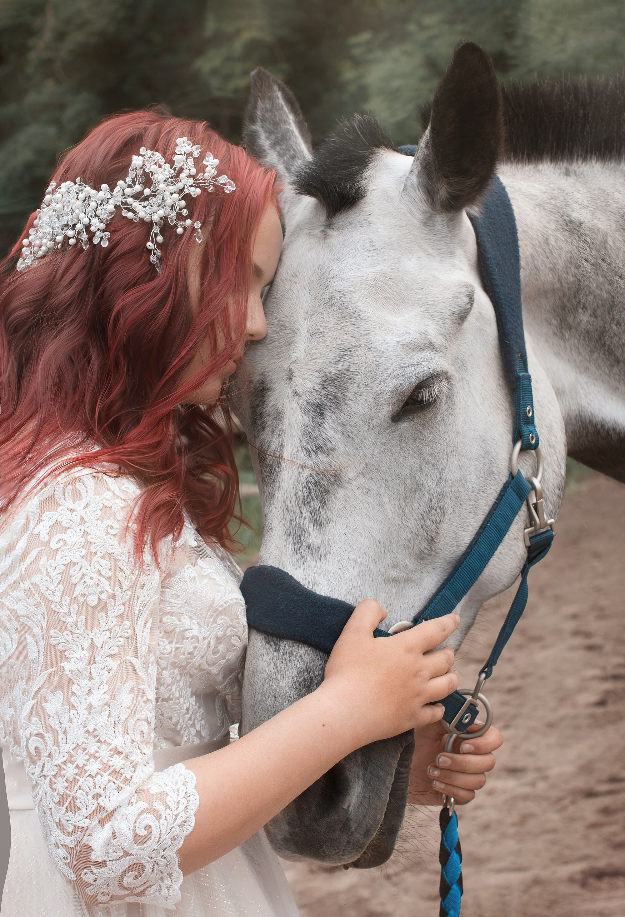 Портрет рыжей девушки с белой лошадью. Тематические фотосессии в Хабаровске. Фото на природе.