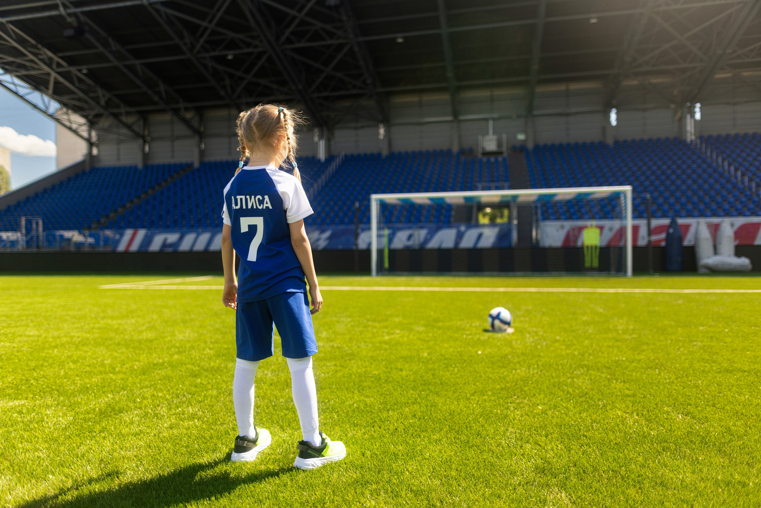 Детский портрет с Алисой на футбольном стадионе. Дмитрий Шульгин, портретный фотограф в Воронеже