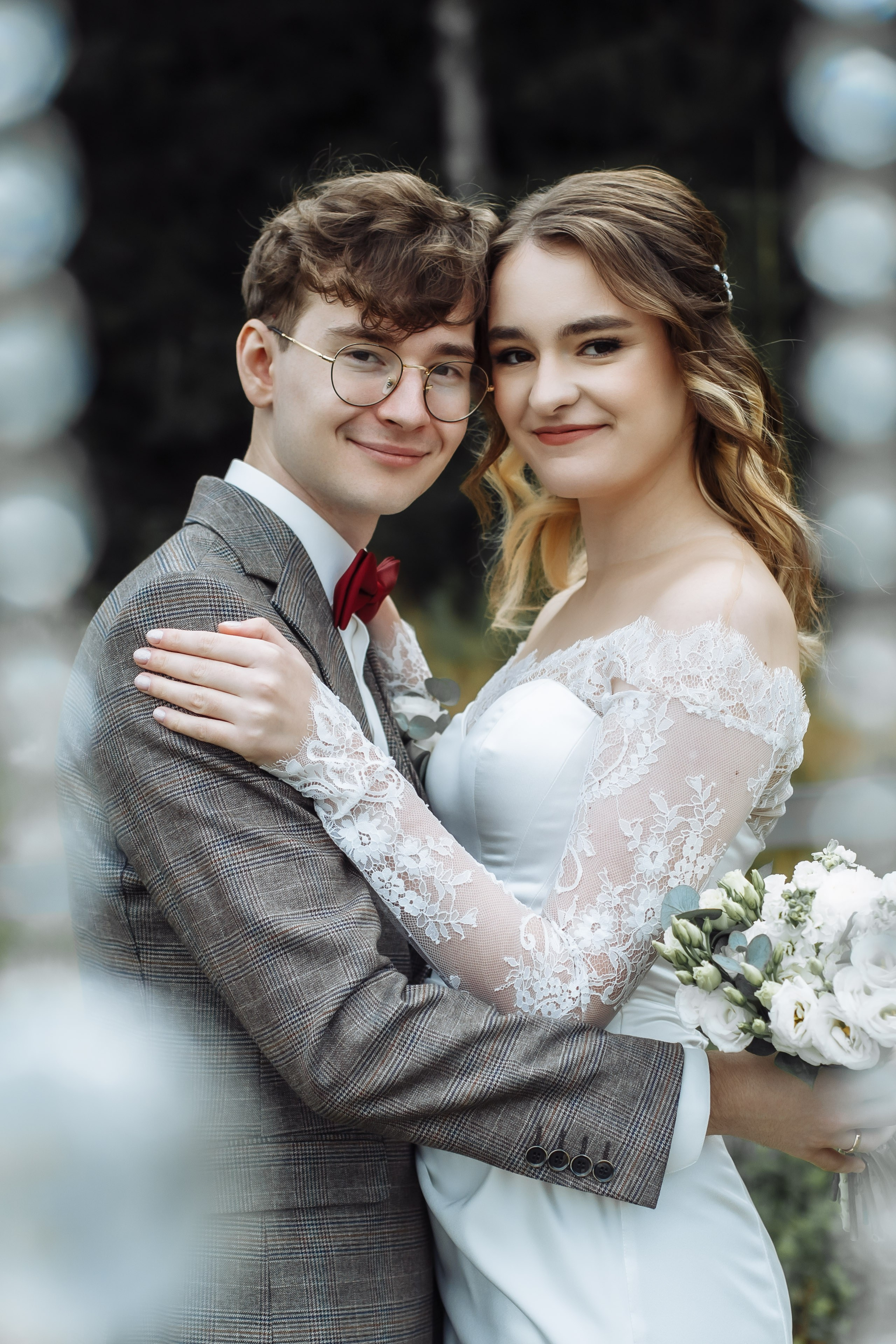 Красивая фотография обнимающихся молодожёнов, фотограф в Москве Павел Кор