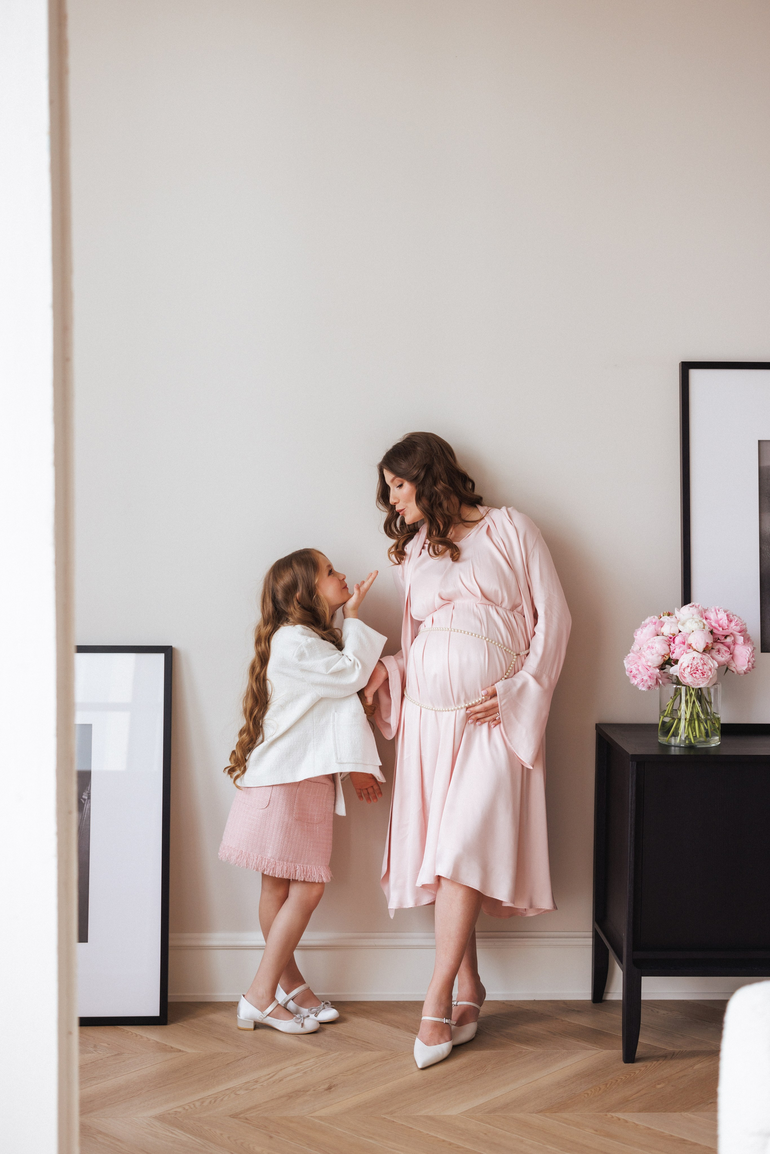 Семейная фотосессия для мамы и дочки в фотостудии «Париж», город Краснодар. Семейный и детский фотограф в Краснодаре Анна Трашкова