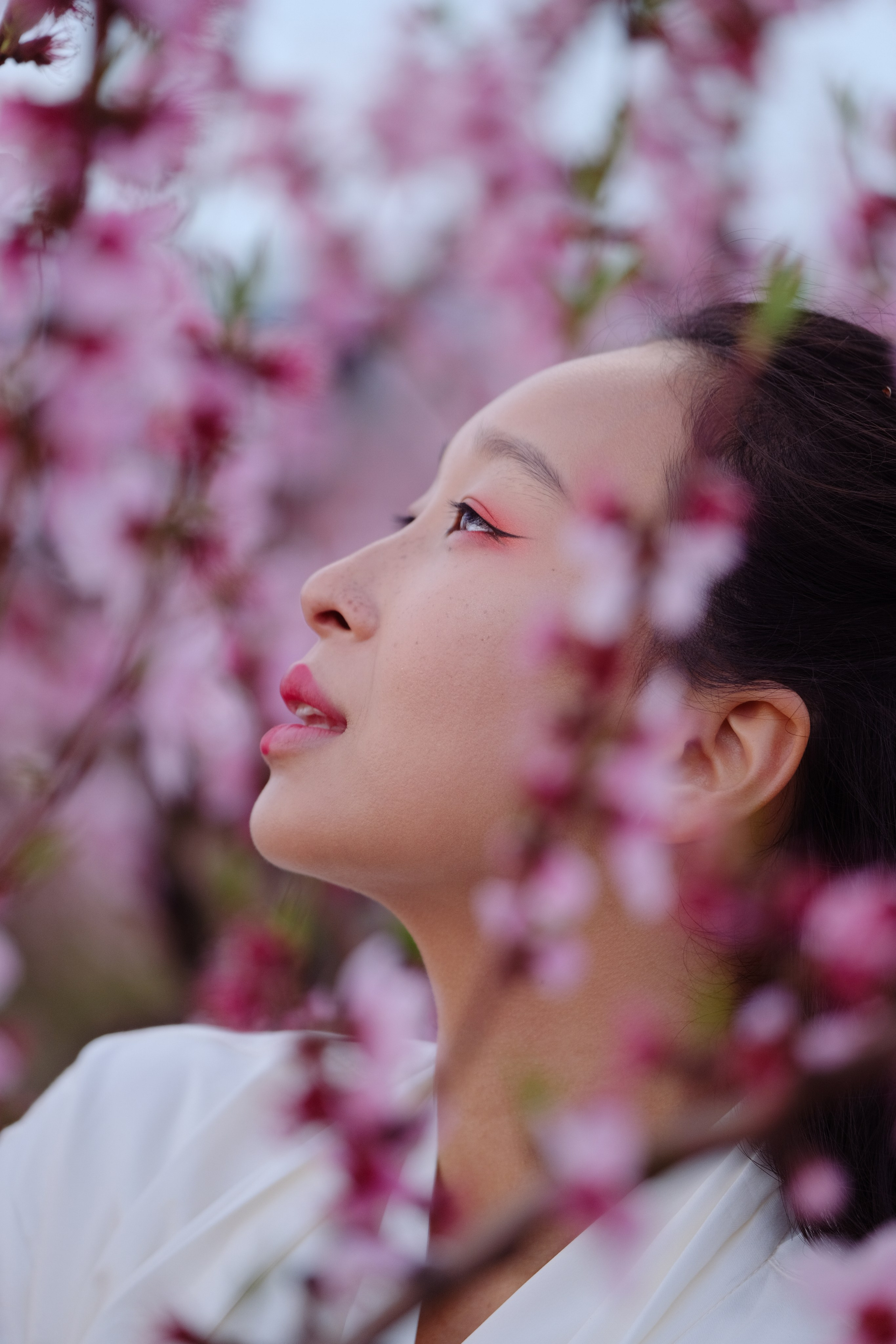 Фото в цветущих персиковых садах. Профессиональная фотосъемка в Крыму. Натуральные эмоции и живые кадры. Забронируйте дату прямо сейчас!