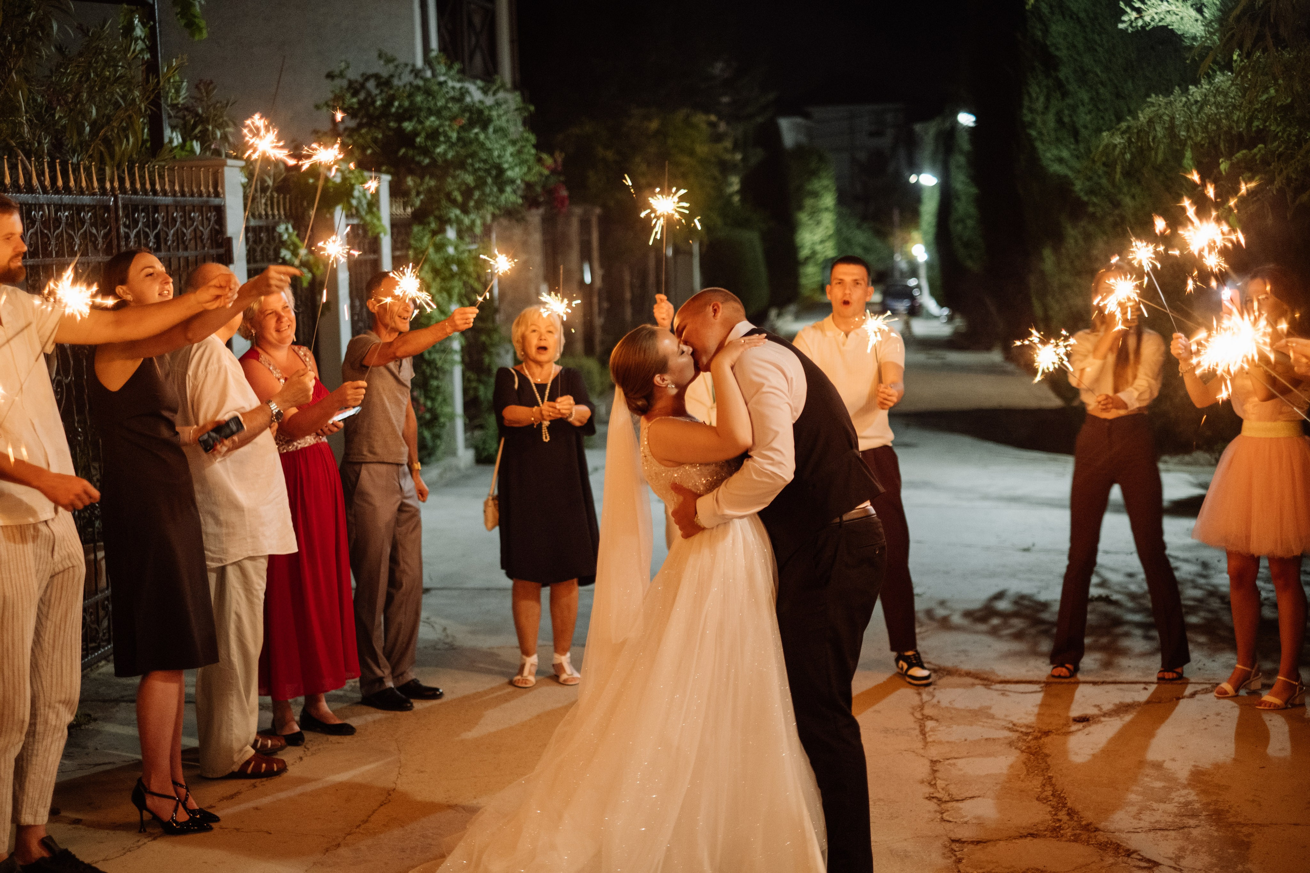 Свадебный ретопртаж. Профессиональная фотосъемка в Крыму. Натуральные эмоции и живые кадры. Забронируйте дату прямо сейчас!