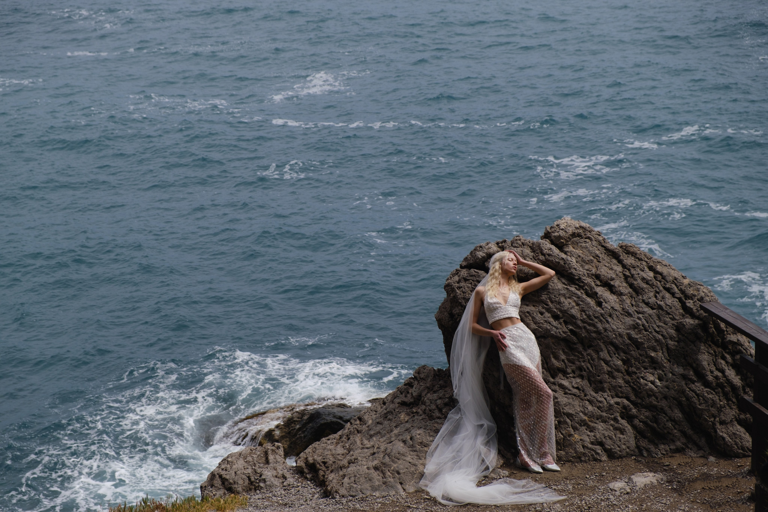 Свадебная фотосессия на Тропе Глицина Судак. Профессиональная фотосъемка в Крыму. Натуральные эмоции и живые кадры. Забронируйте дату прямо сейчас!