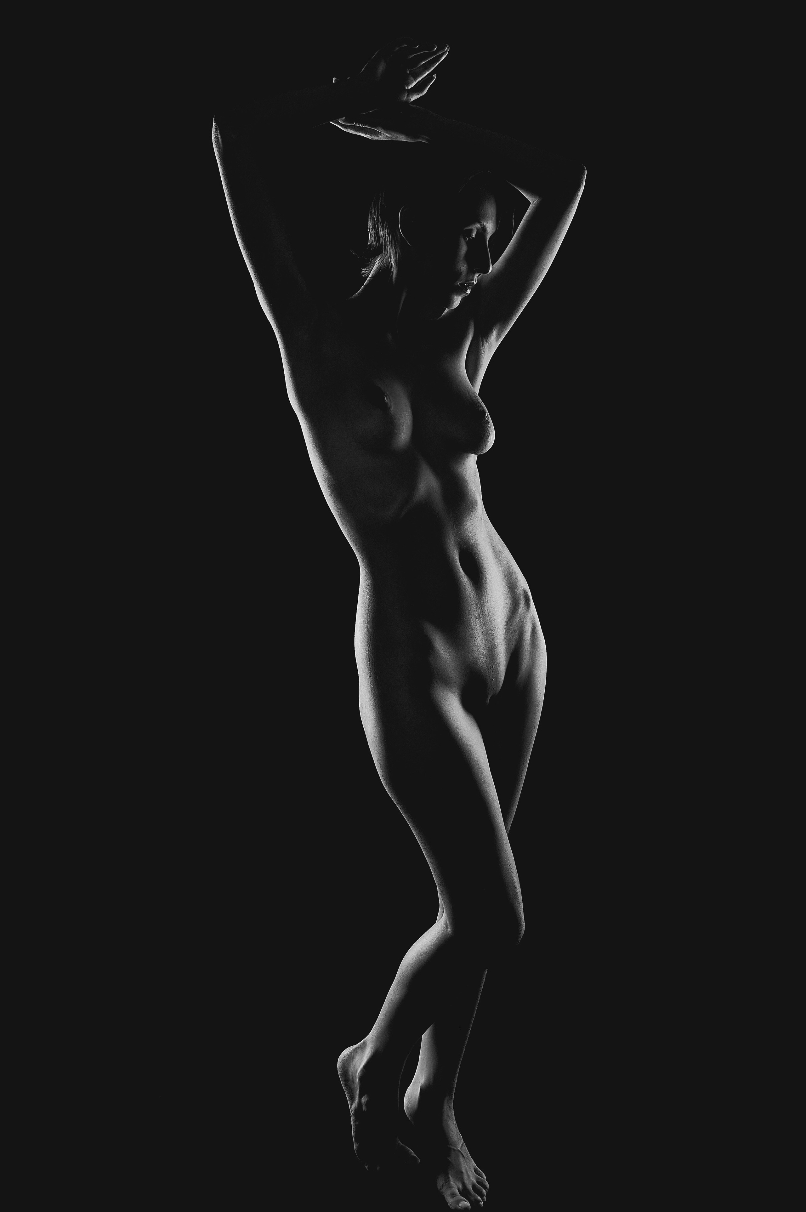 Линии тела в контровых лучах света. Портретный фотограф в Краснодаре Евгений Карпов