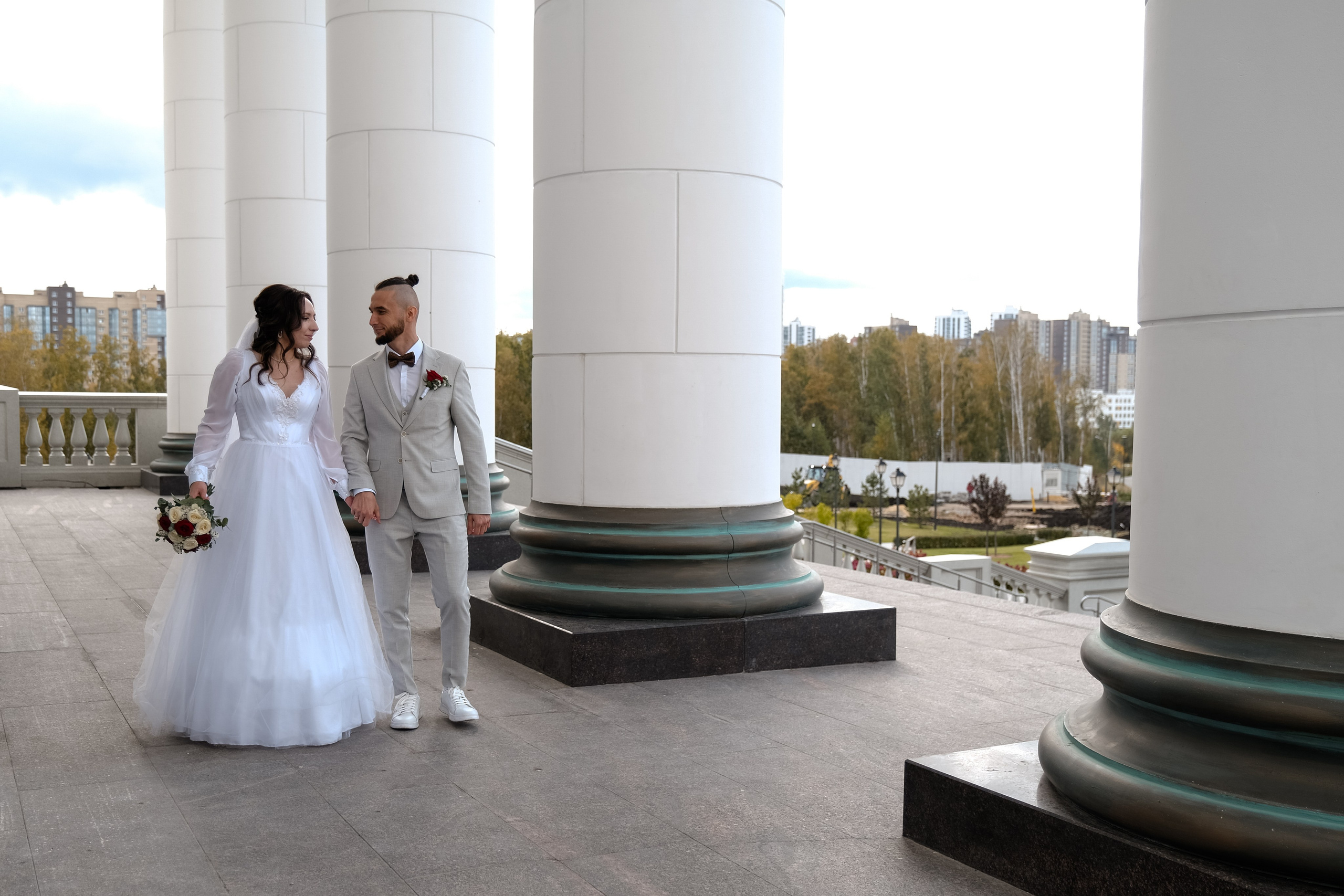 Азат и Дарья_прогулка с ретро-автомобилями. Свадебный фотограф в Челябинске Сырчикова Наталья