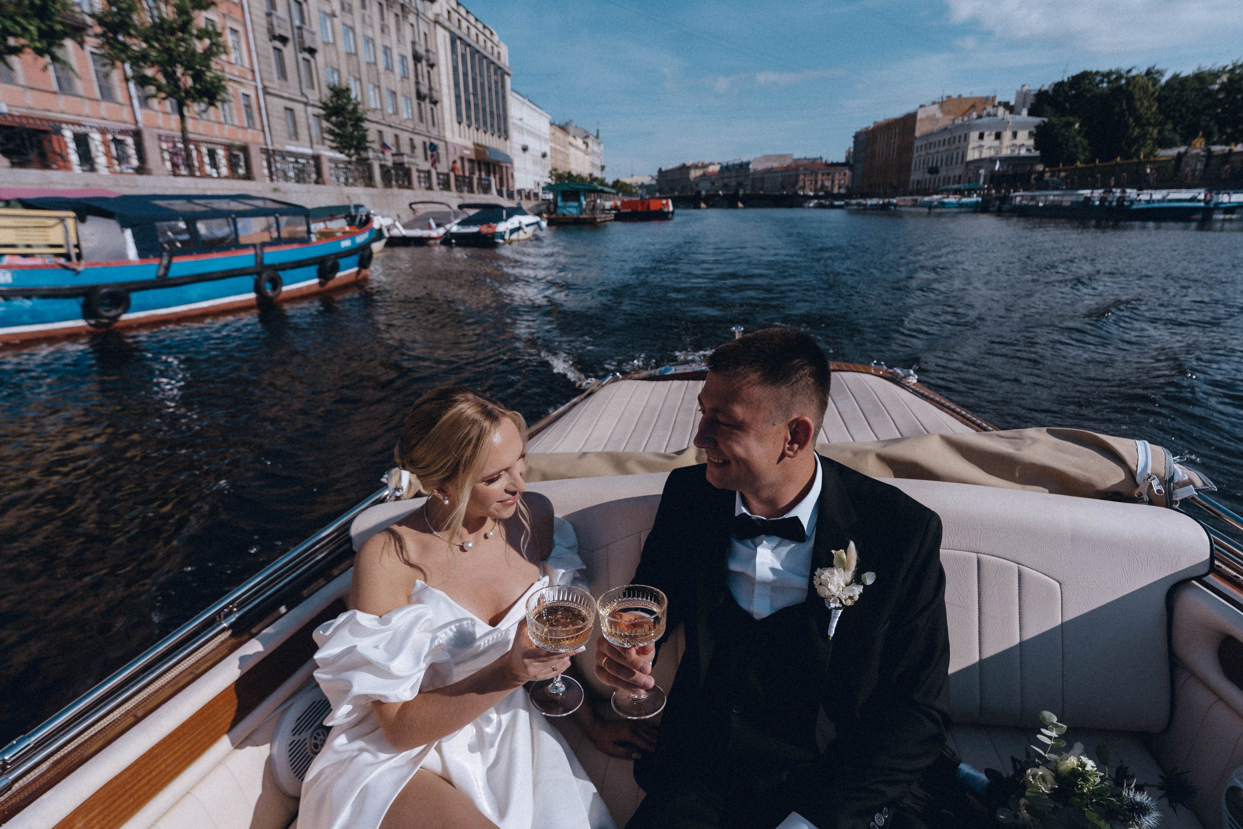 СВАДЕНБНАЯ СЬЕМКА НА КАТЕРЕ ПО КАНАЛАМ САНКТ-ПЕТЕРБУРГА И В АКВАТОРИИ НЕВЫ. Профессиональный фотограф, Санкт-Петербург — Виктория Богомолова
