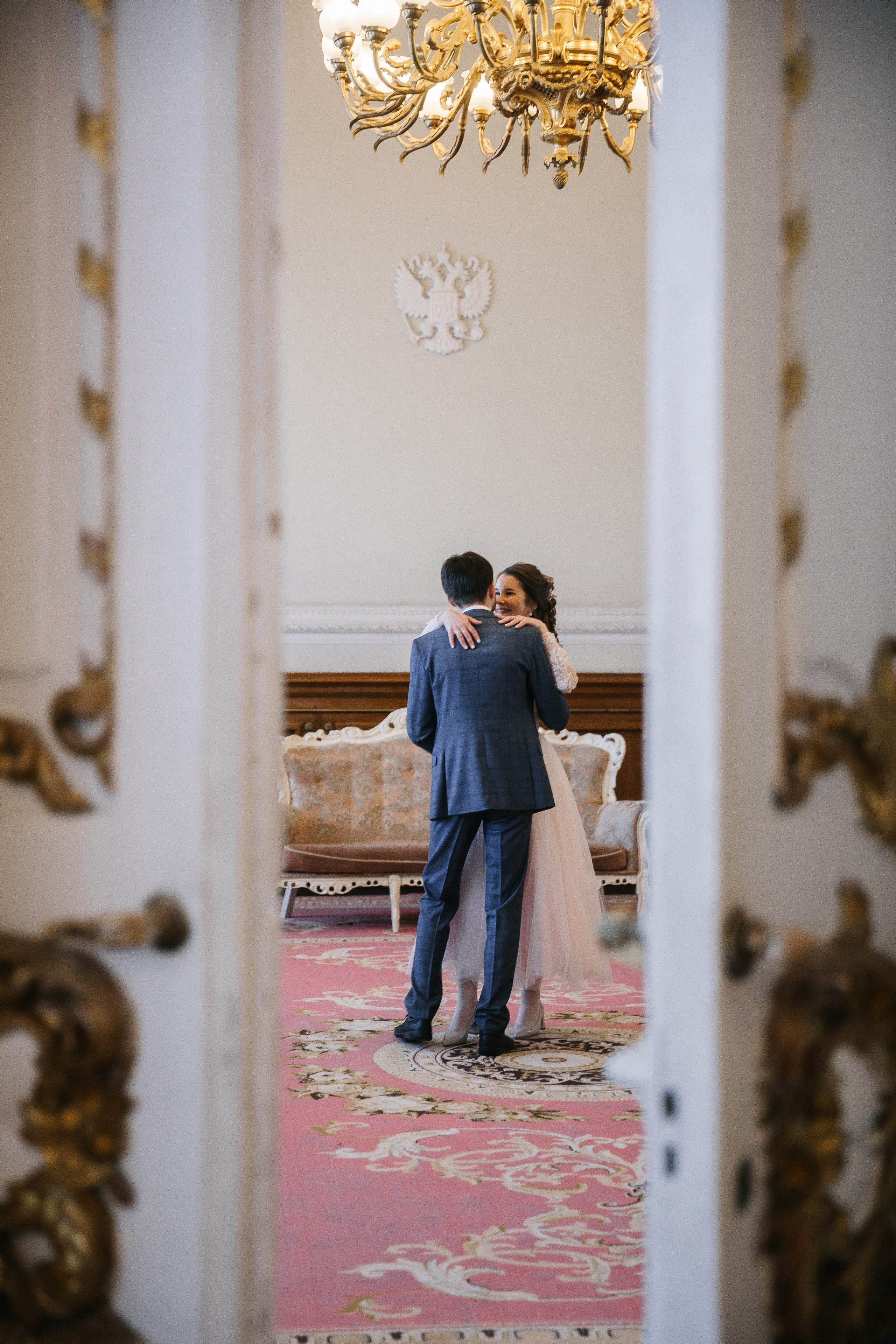 МАЙ | Дворец № 1, Атланты, Эрмитажный дворик. Свадебный фотограф в Санкт-Петербурге Полина Корзухина