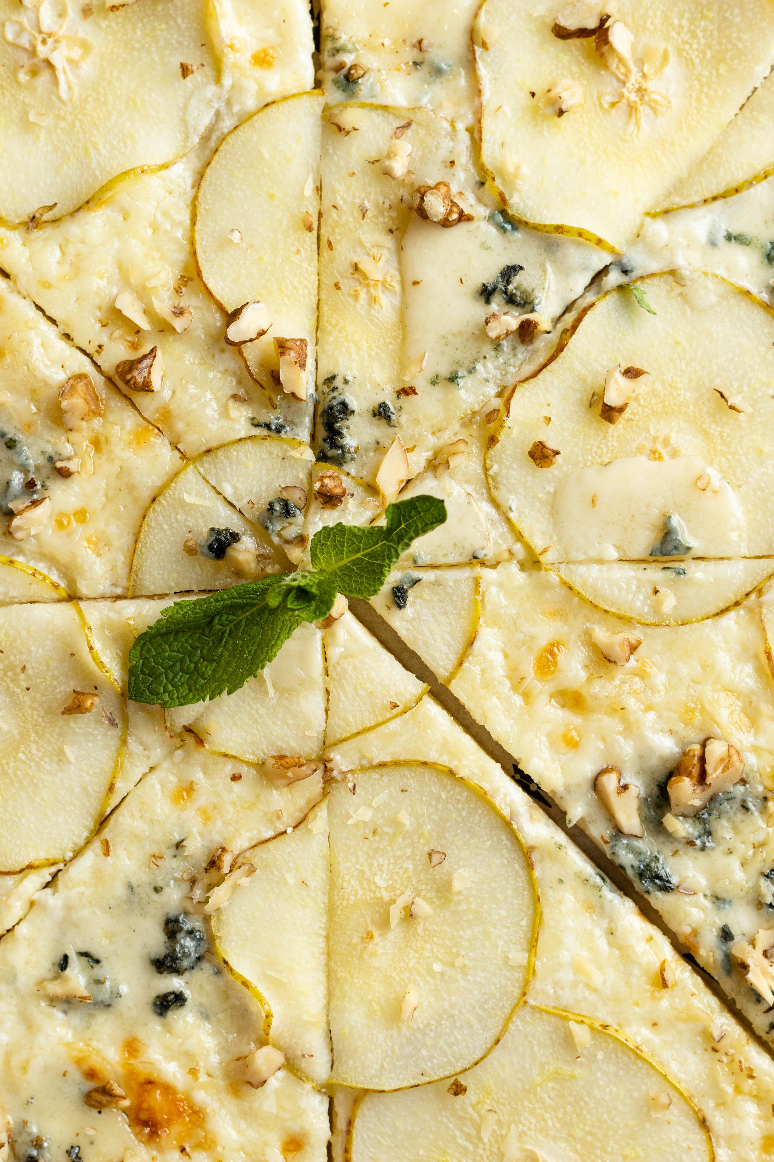 Фото пиццы с грушей и горгонзолой в пиццерии