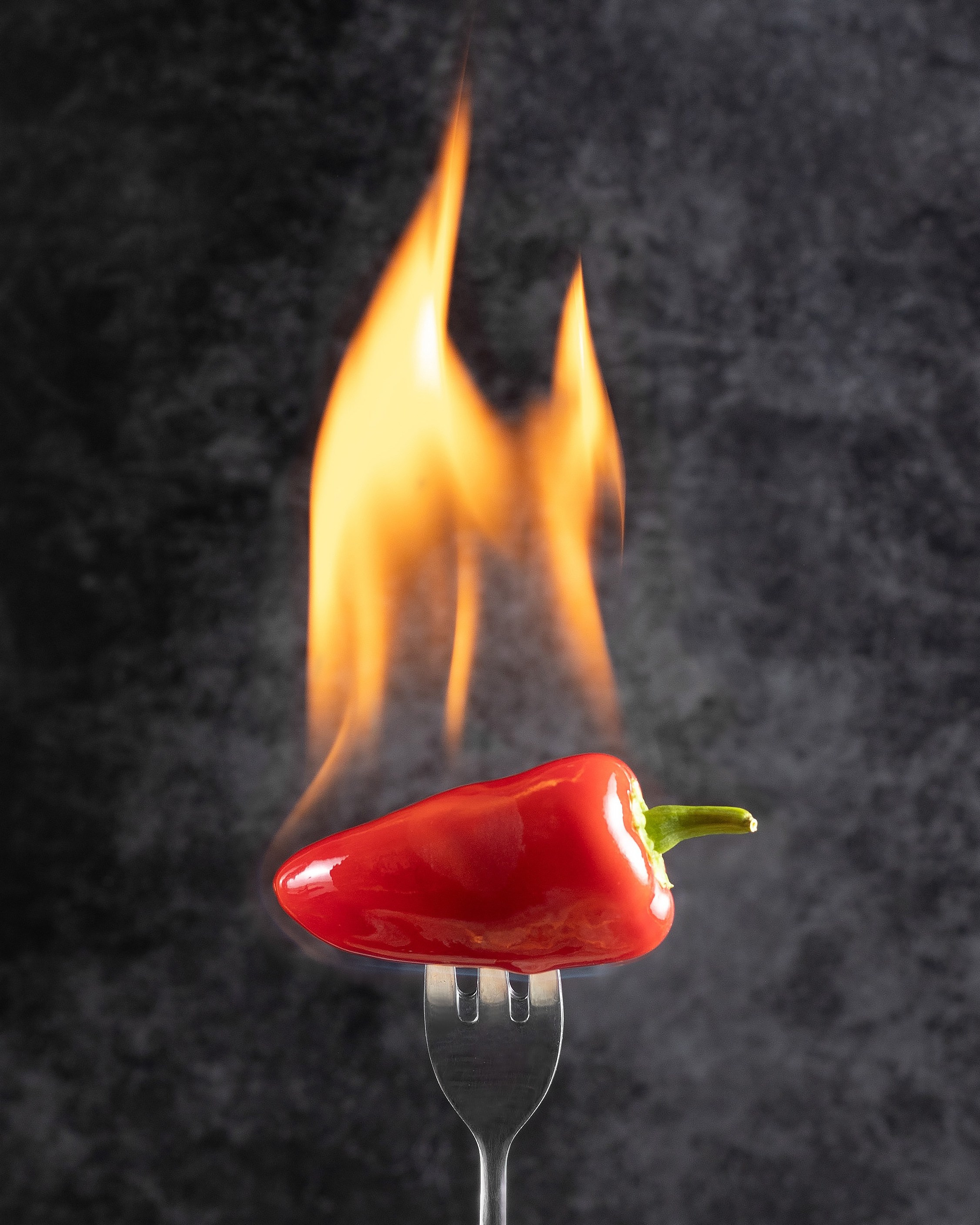 Фото горящего перца на вилке