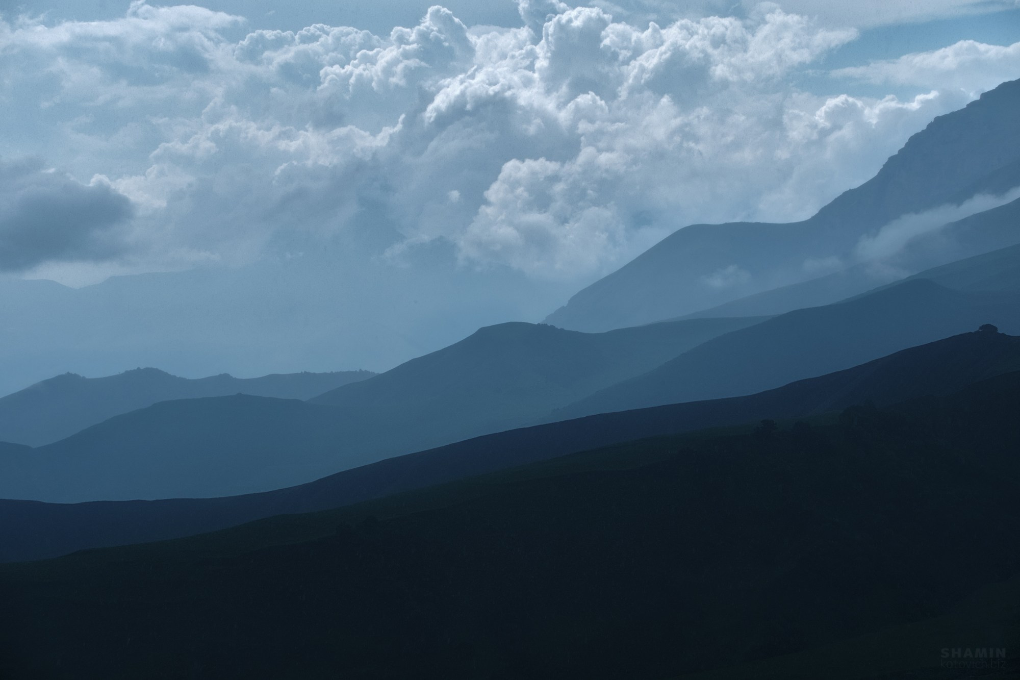 Пейзажи Ингушетии: горные хребты, башенные комплексы, долины и облака, снятые фотографом Константином Шаминым. Атмосферные кадры, передающие дух Кавказа, древнюю архитектуру и красоту природы Ингушетии. Фотограф Константин Шамин