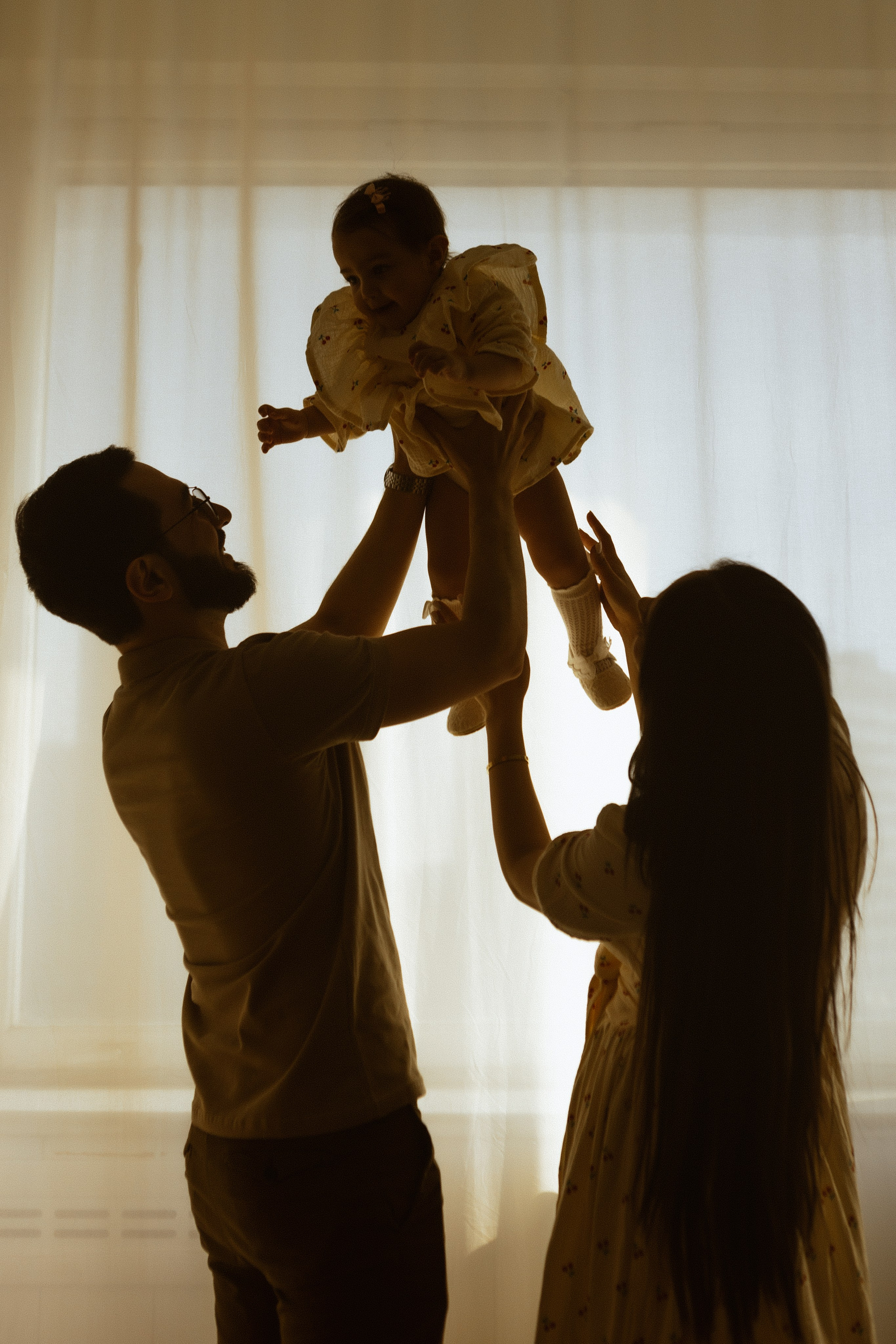 нежная семейная фотосессия с годовалой дочкой в студии, семейный фотограф в Москве