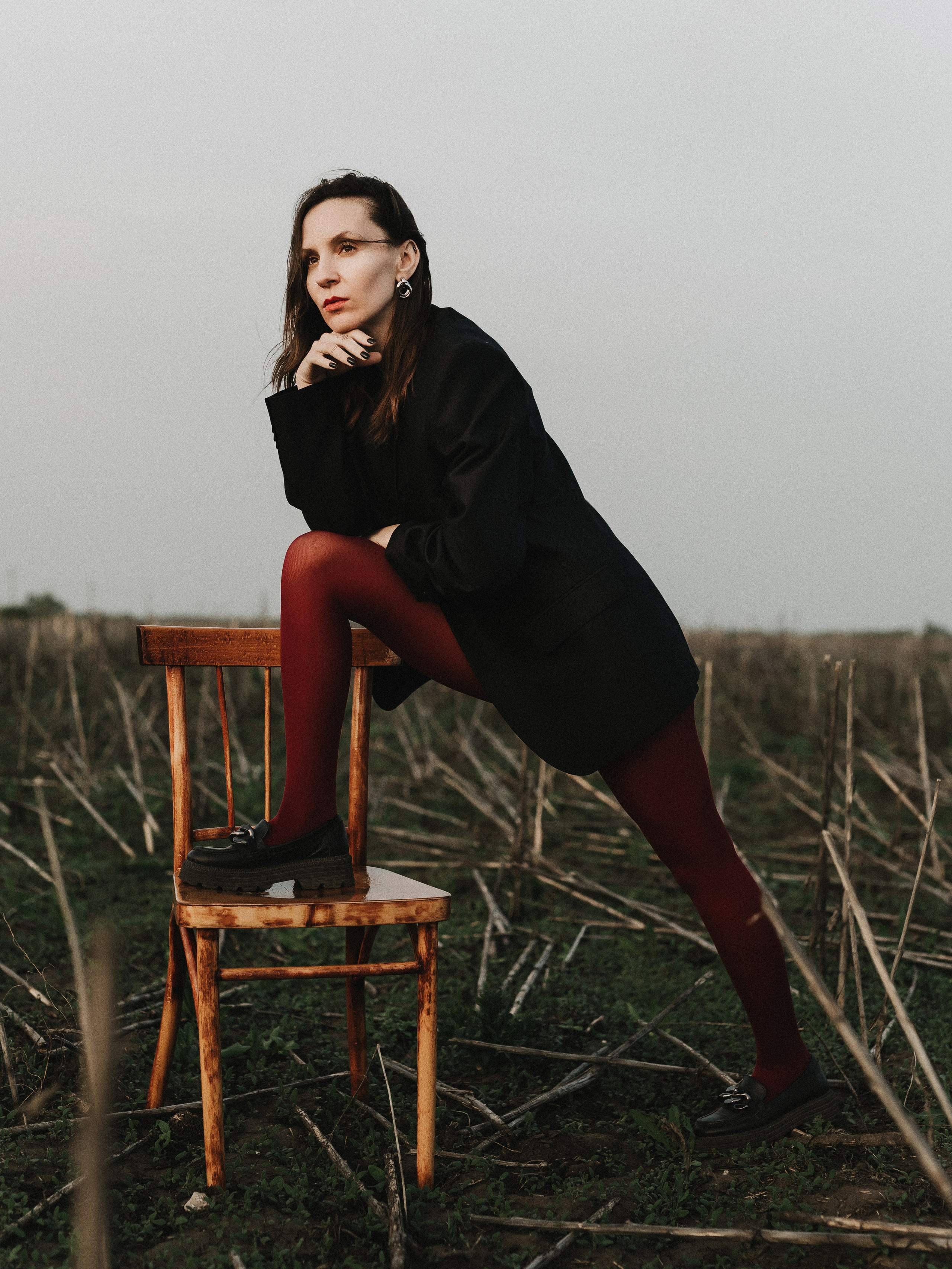 красное, фотосессия, портрет женский, портретная фотосессия, фотосессия на природе, идея для фотосессии, красные колготки 