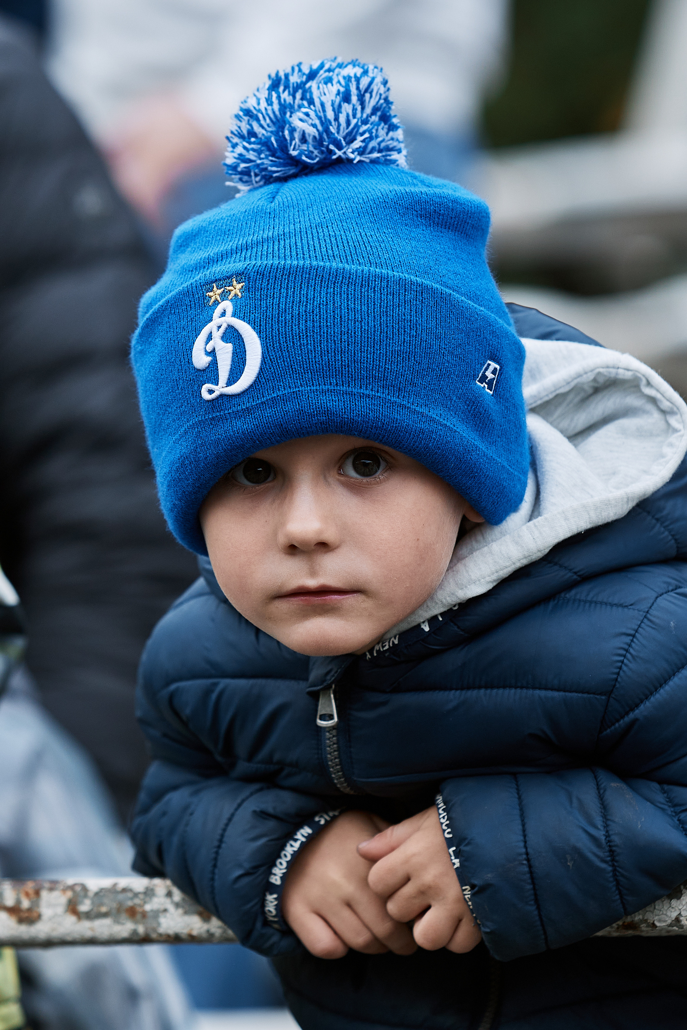 Юный болельщик на стадионе