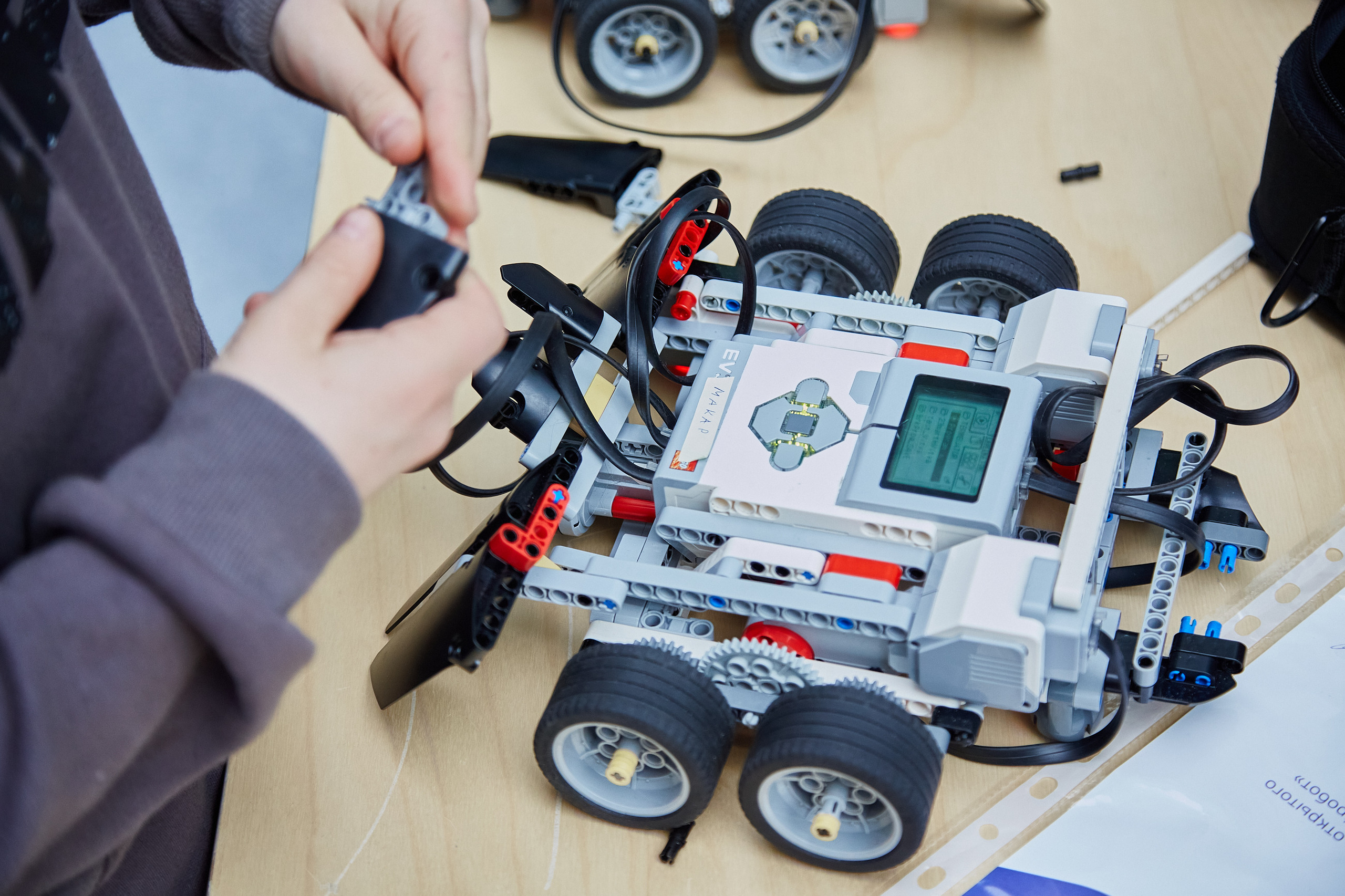 Дети собирают роботов на фестивале