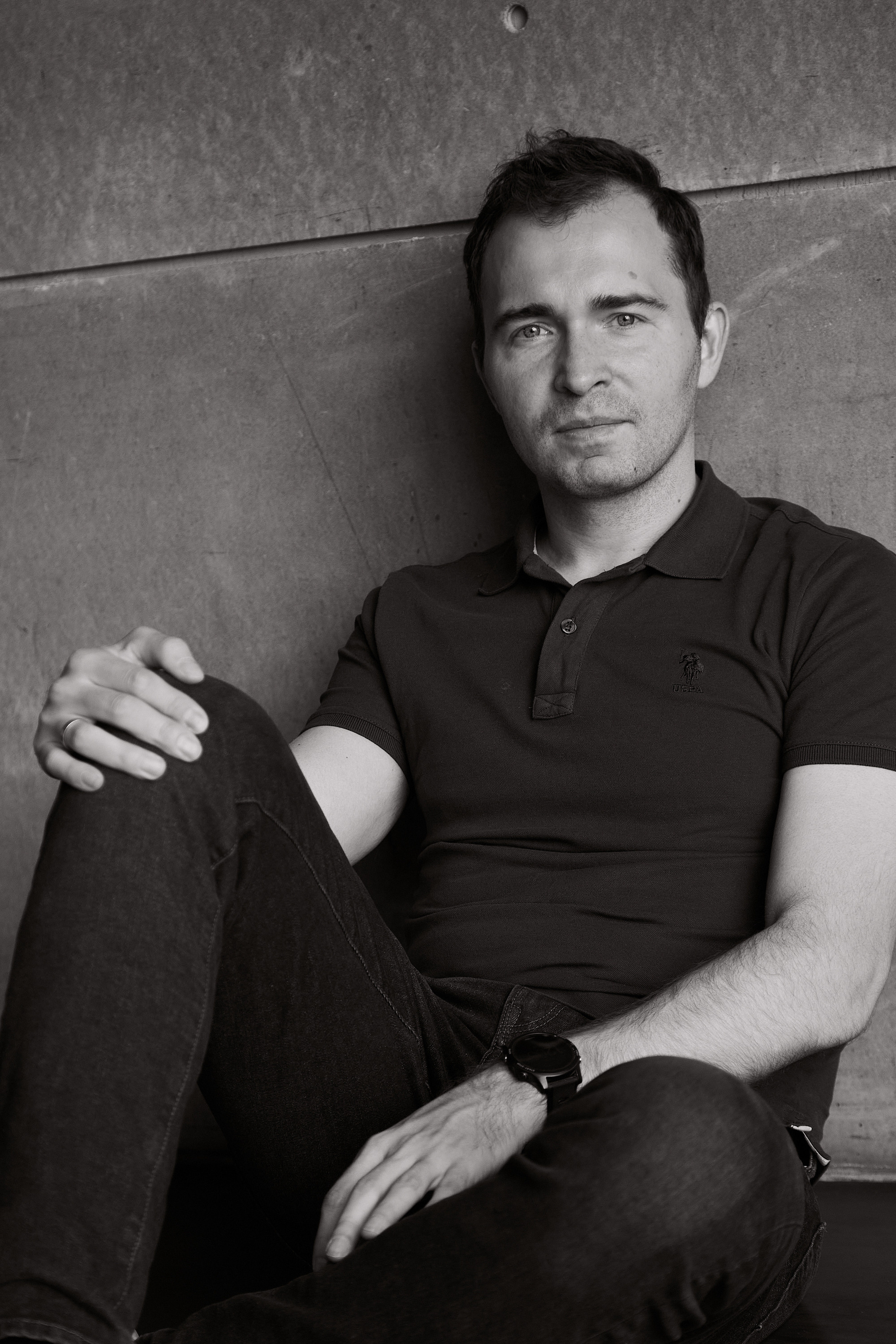 черно-белый мужской портрет