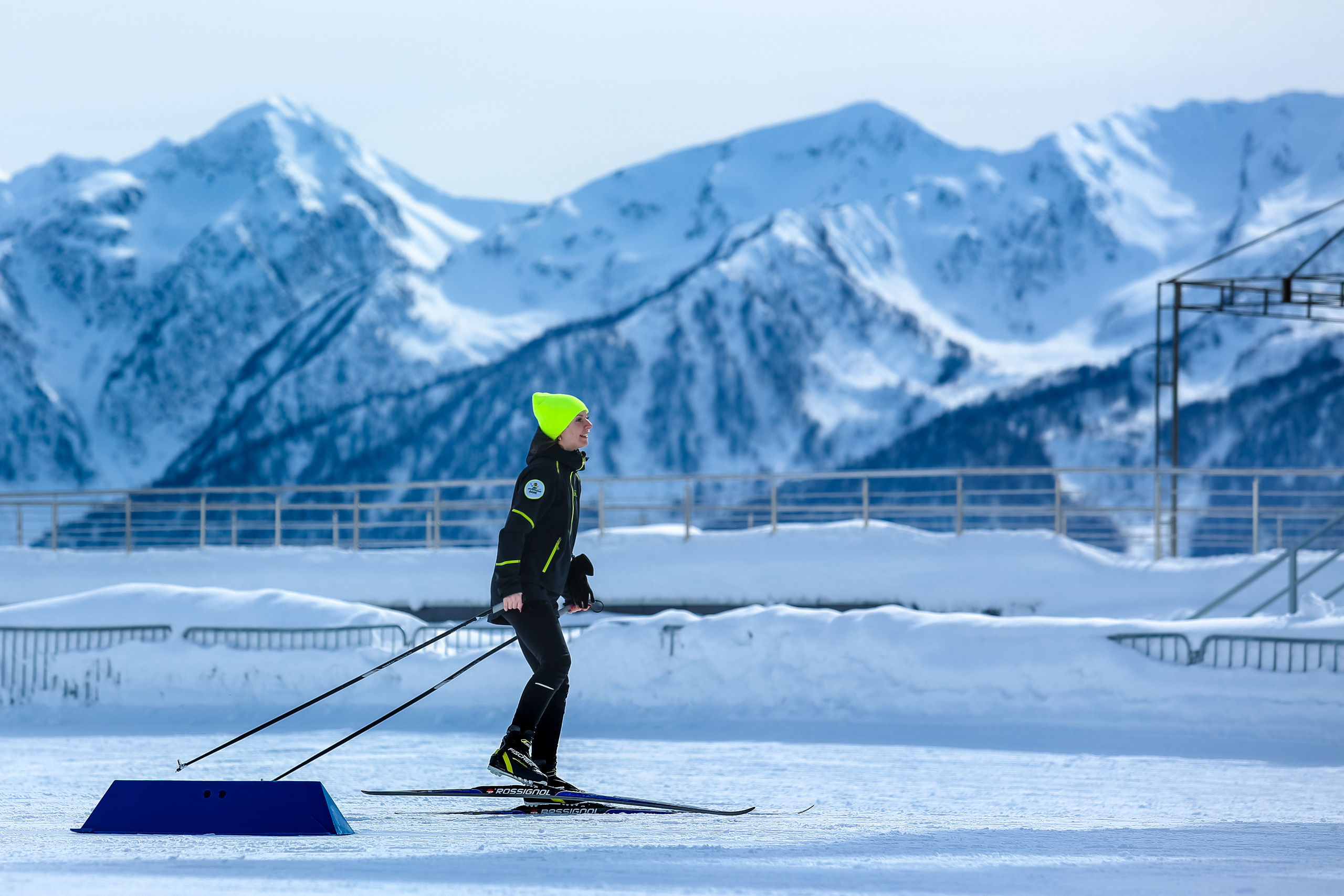 Лыжник едет по трассе в горах