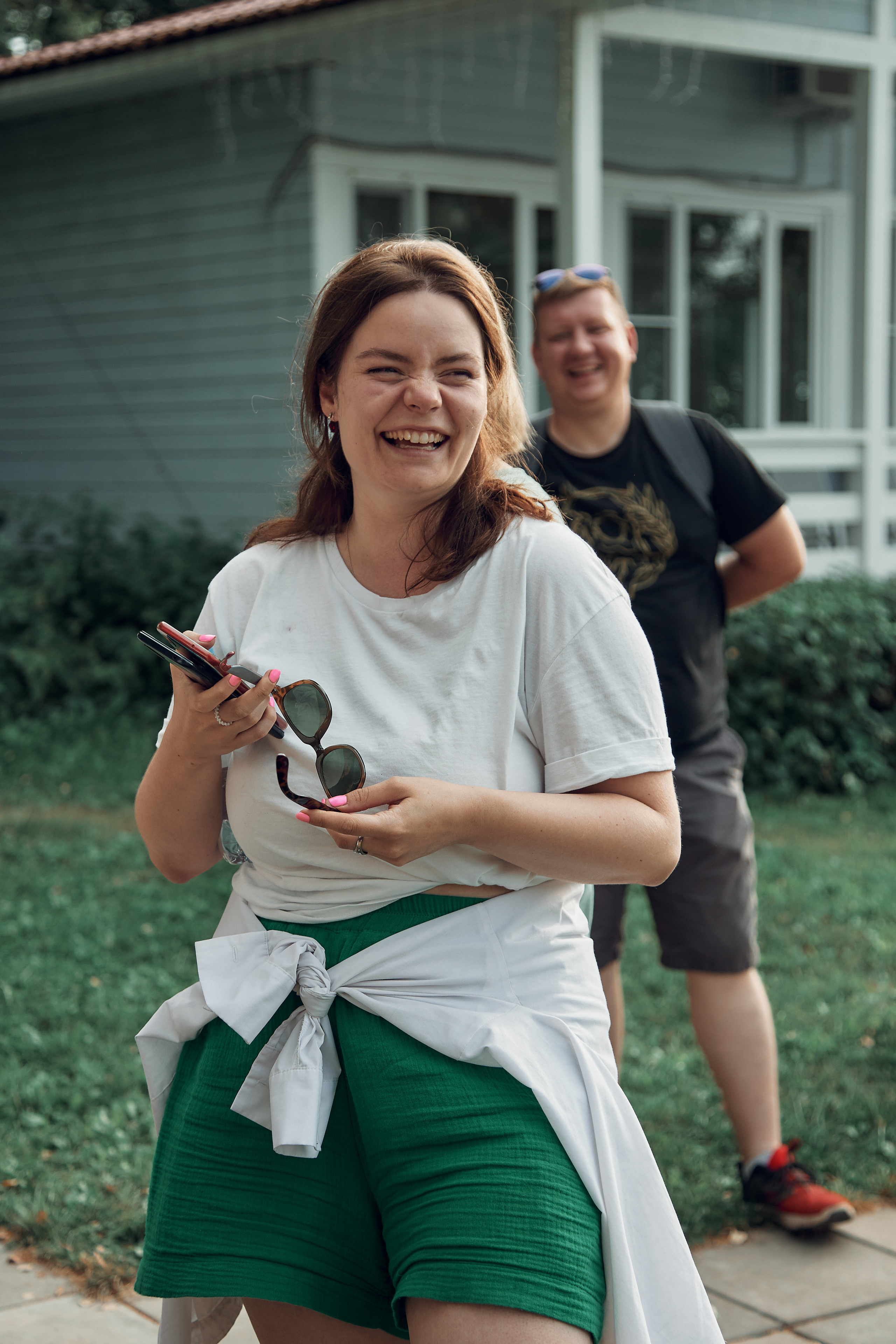 Улыбчивая молодая девушка