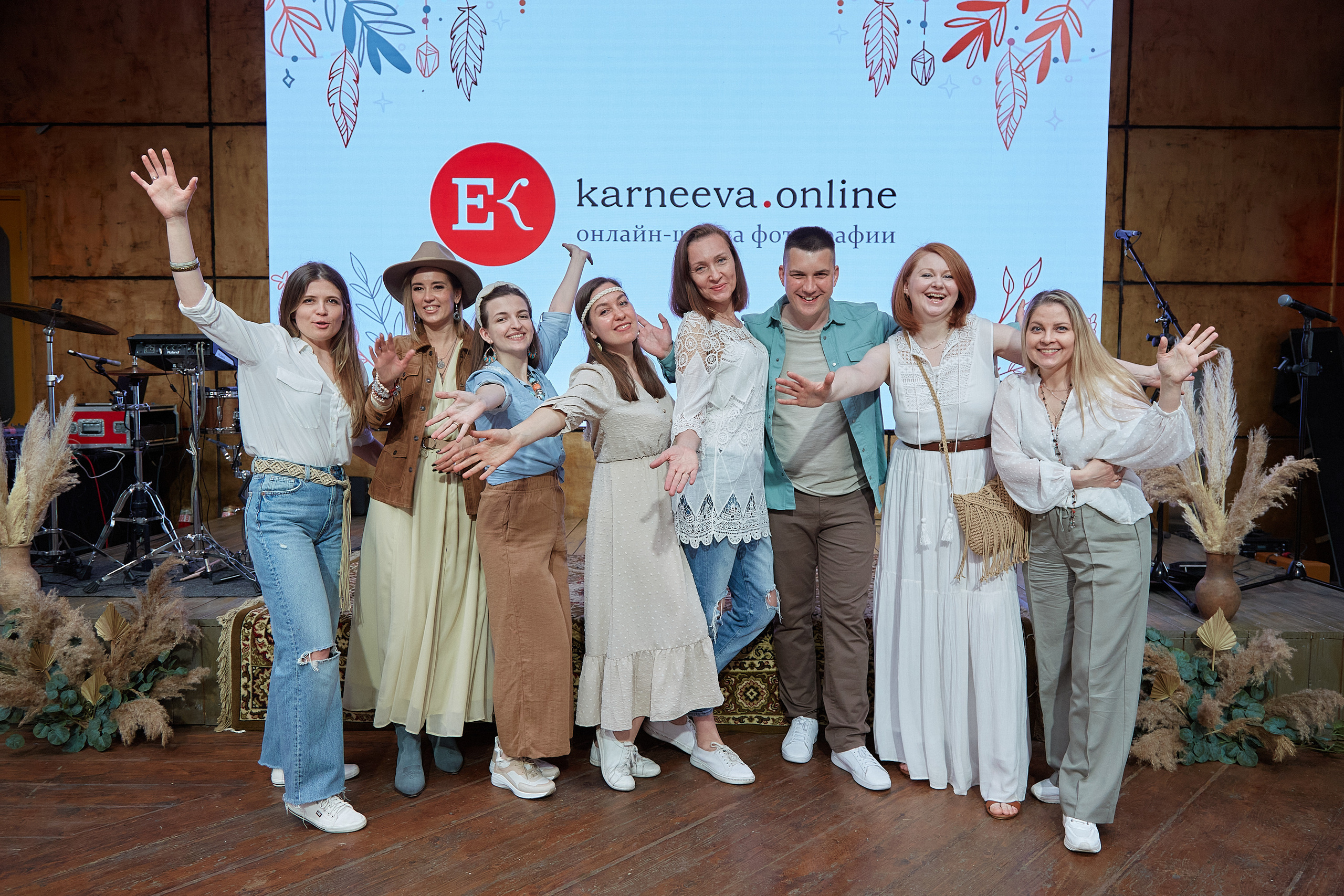 Красивые молодые люди на вечеринке