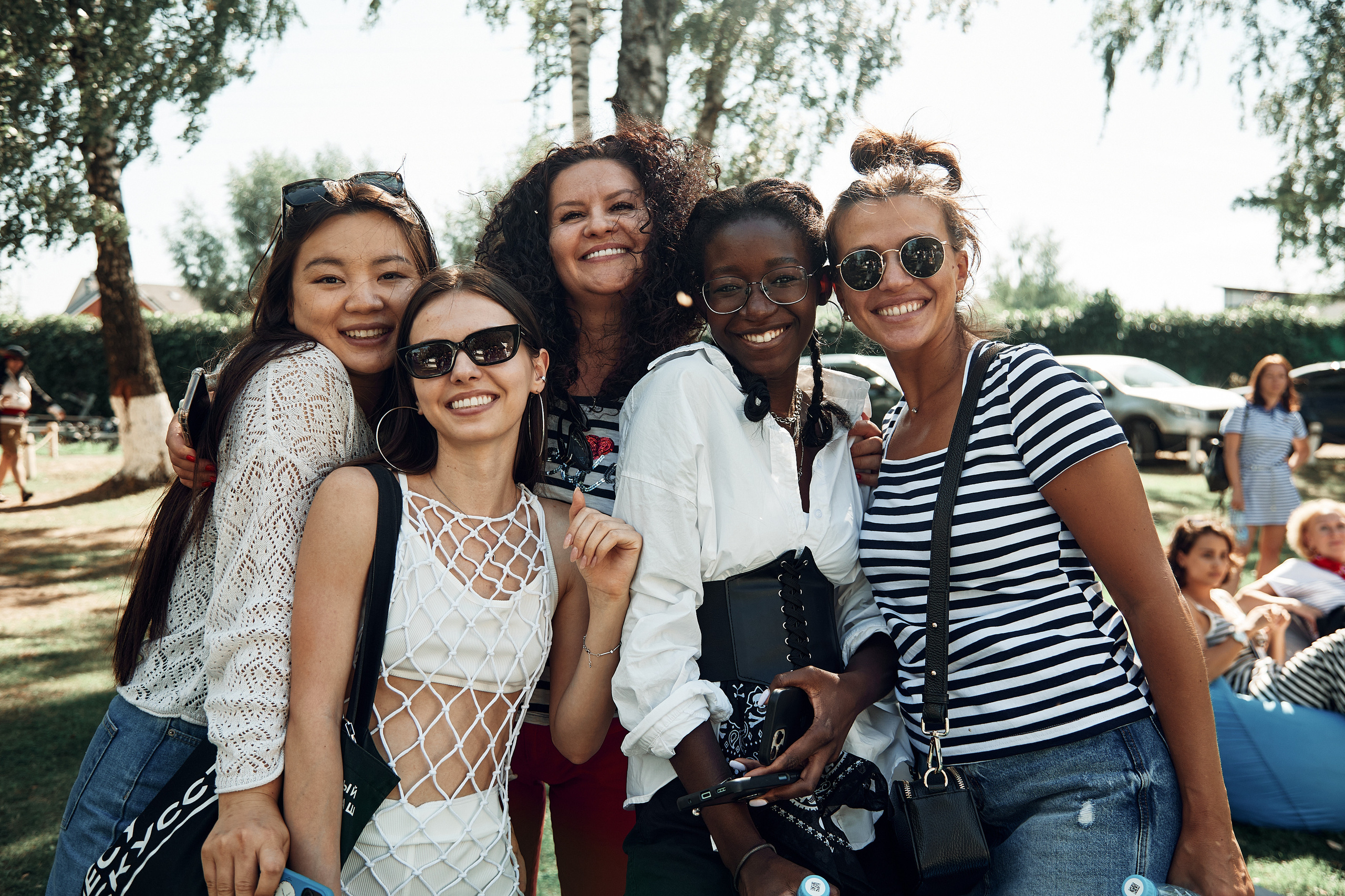 Компания друзей фотографируются на природе