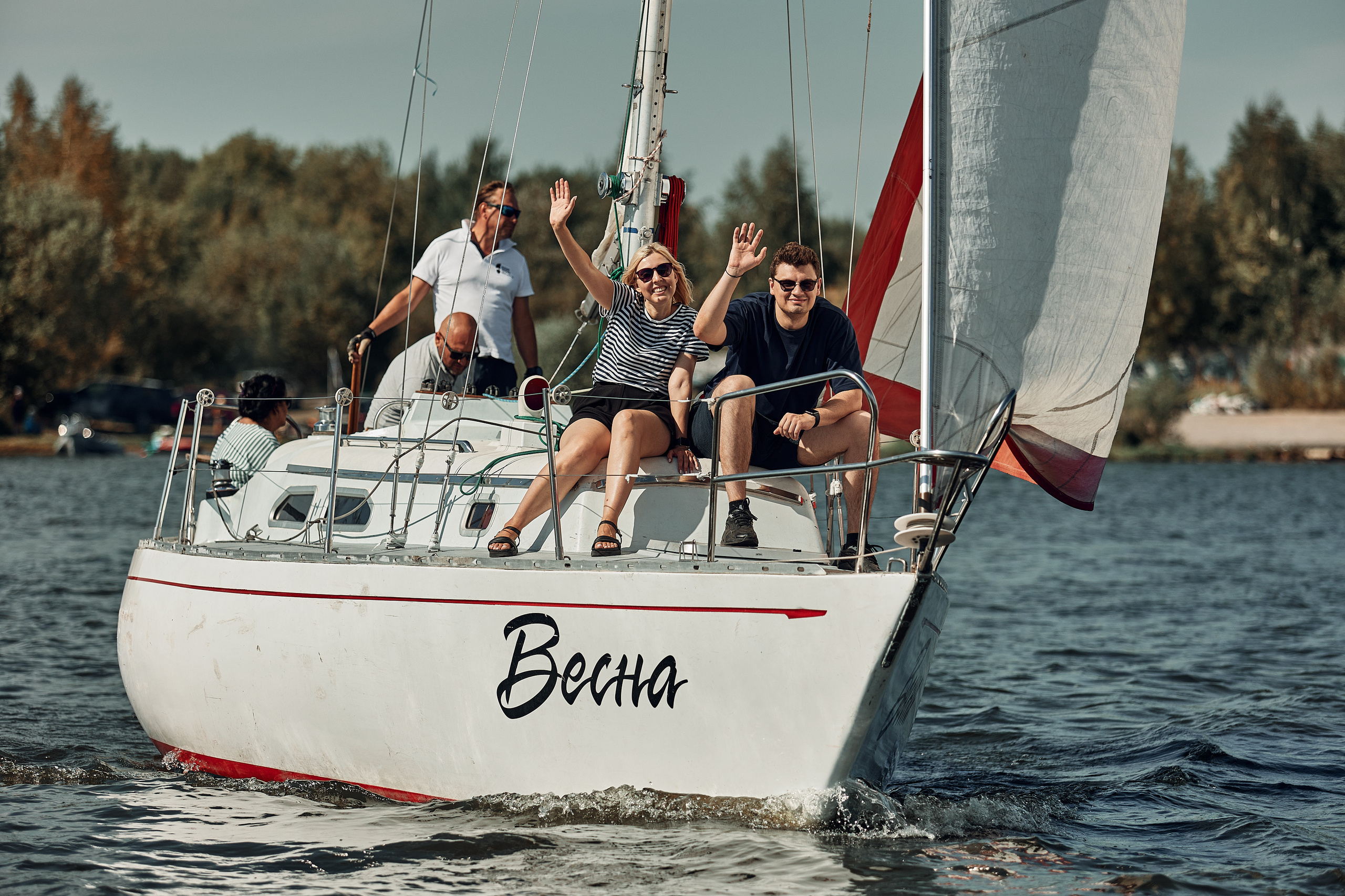 Компания друзей на паруснике