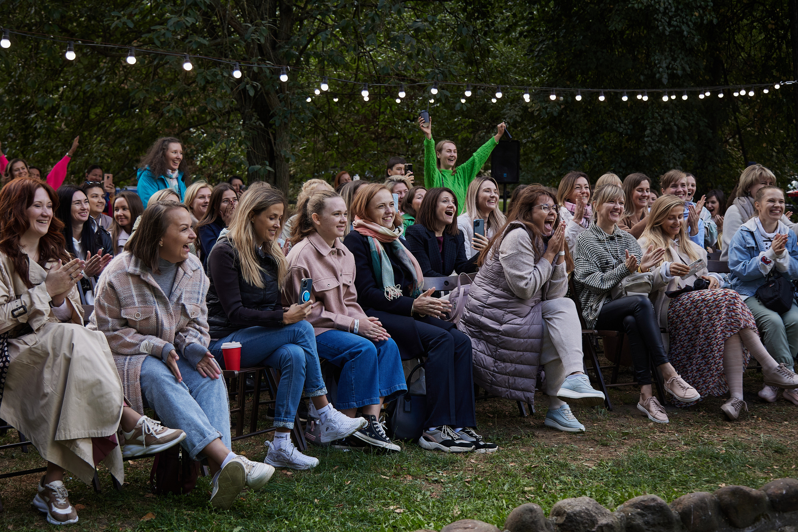 Вечерняя встреча людей в парке