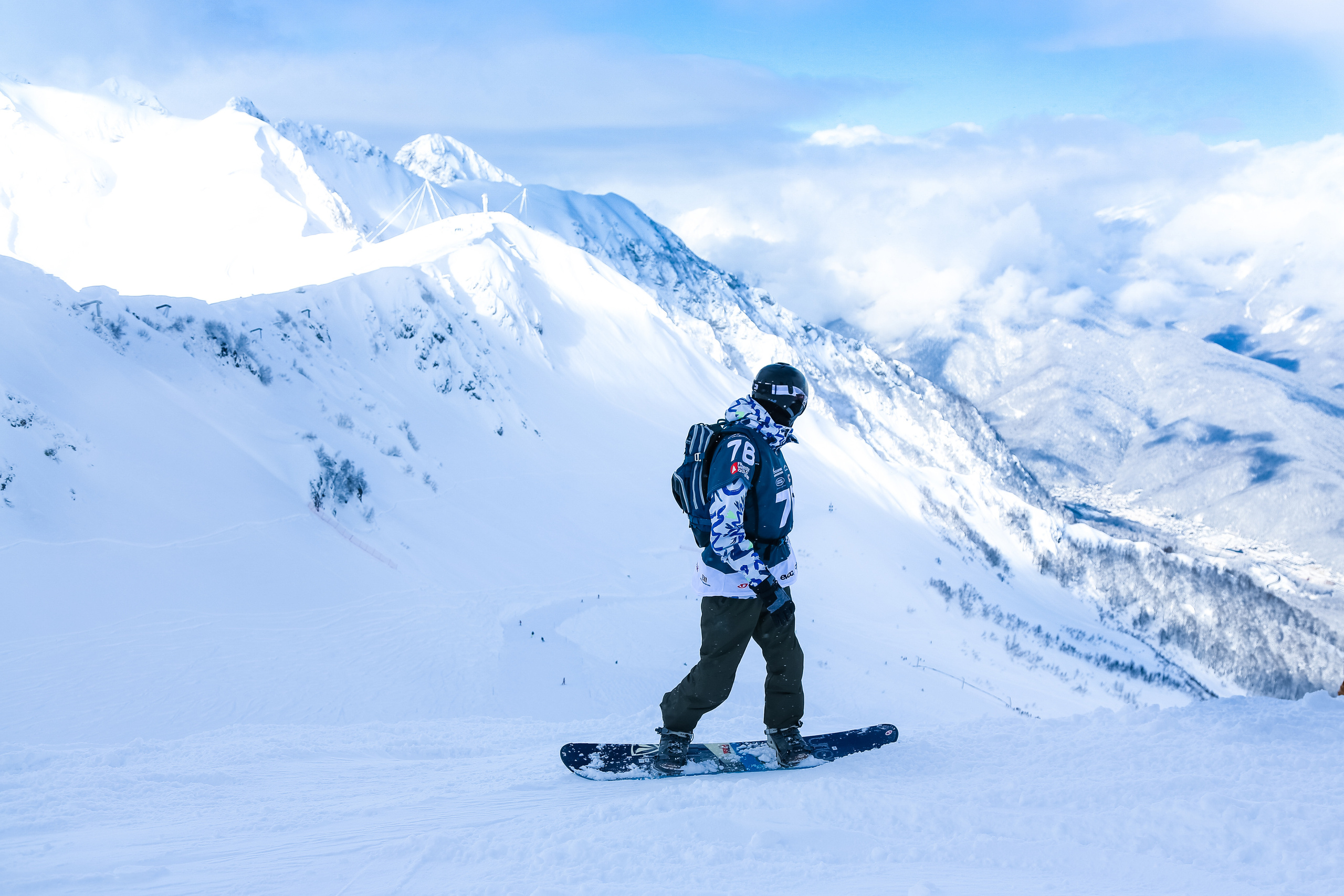 Сноубордист в горах