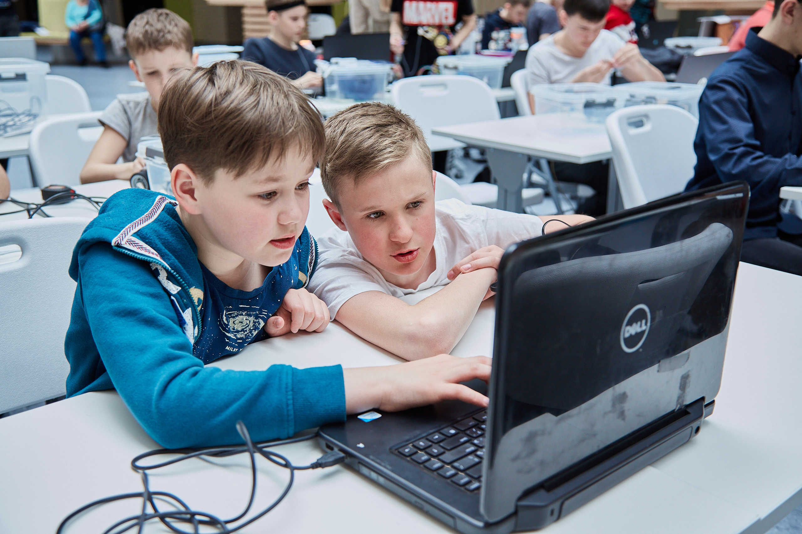 Дети учатся управлять роботами 