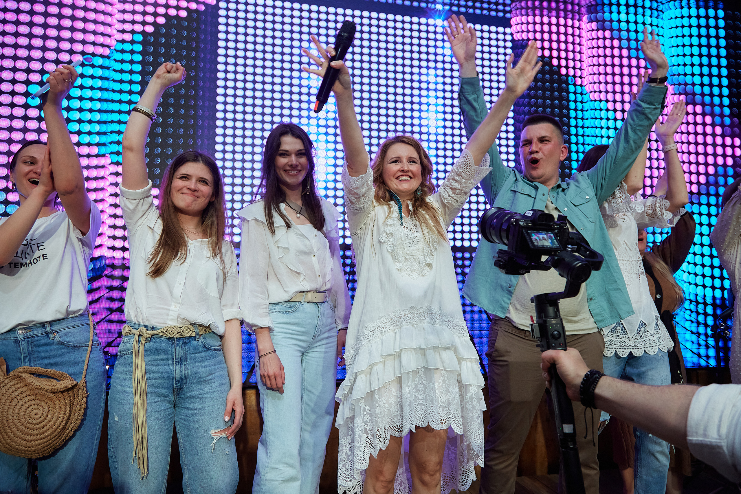 Девушки на сцене