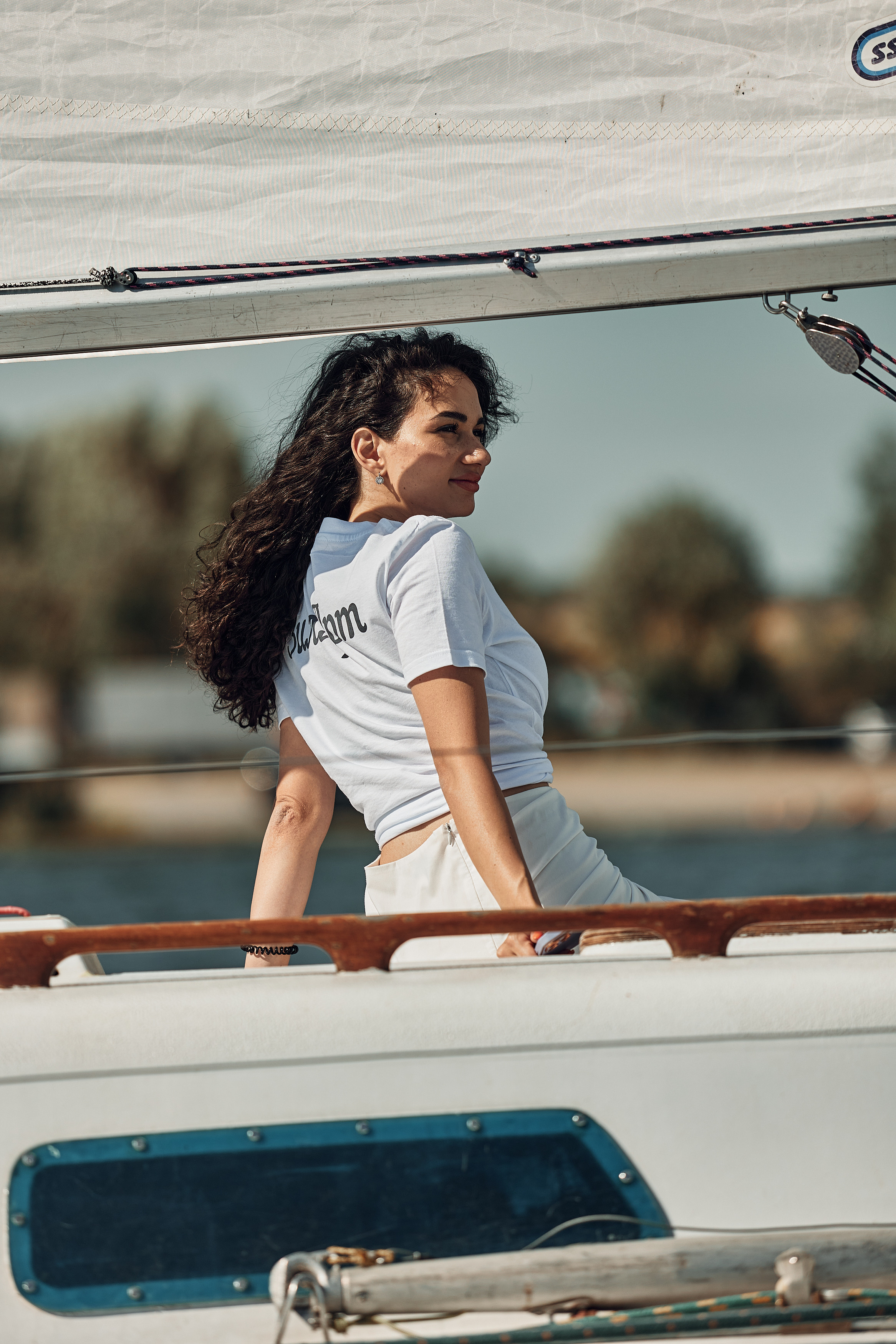 Девушка сидит на 