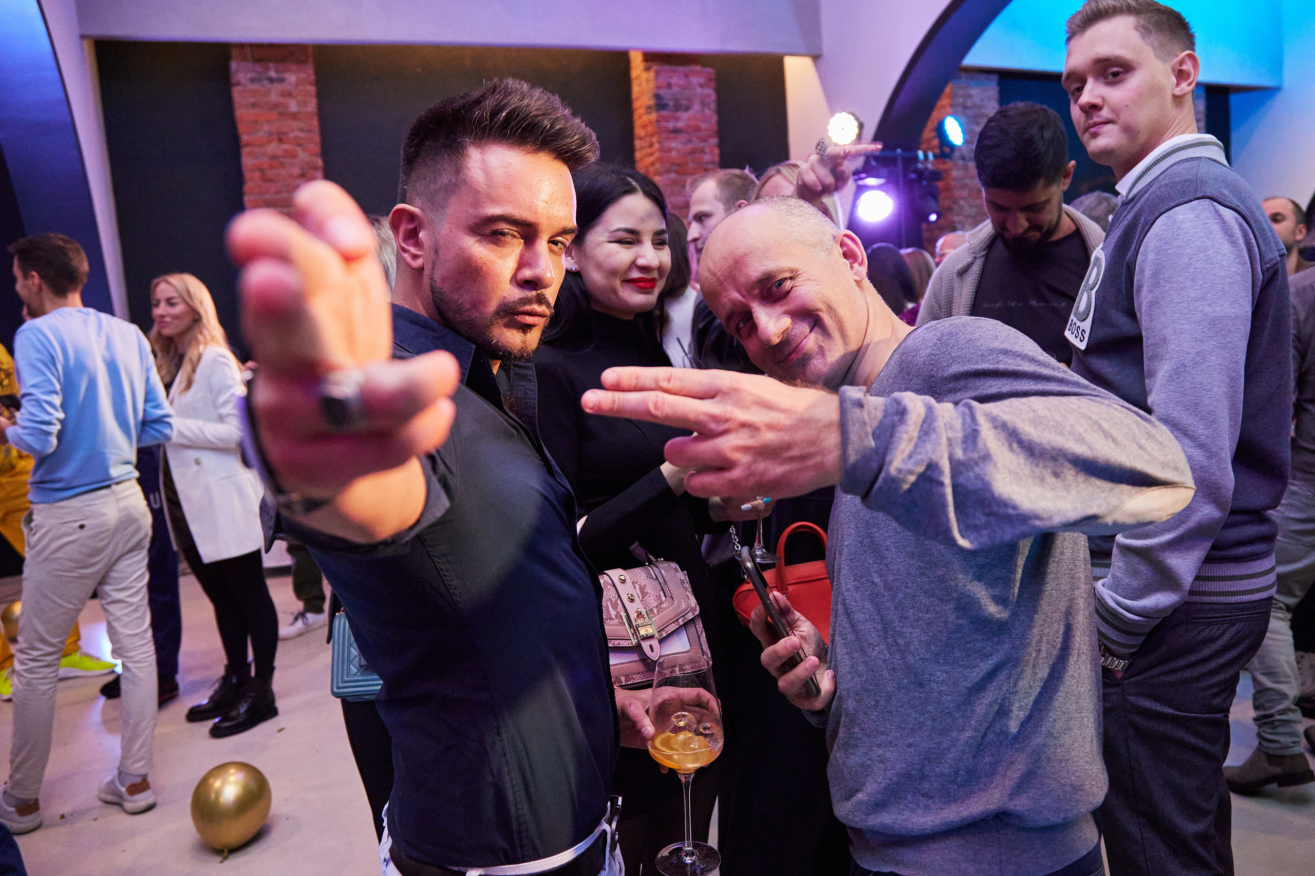 Встреча сокурсников в вечернем клубе 