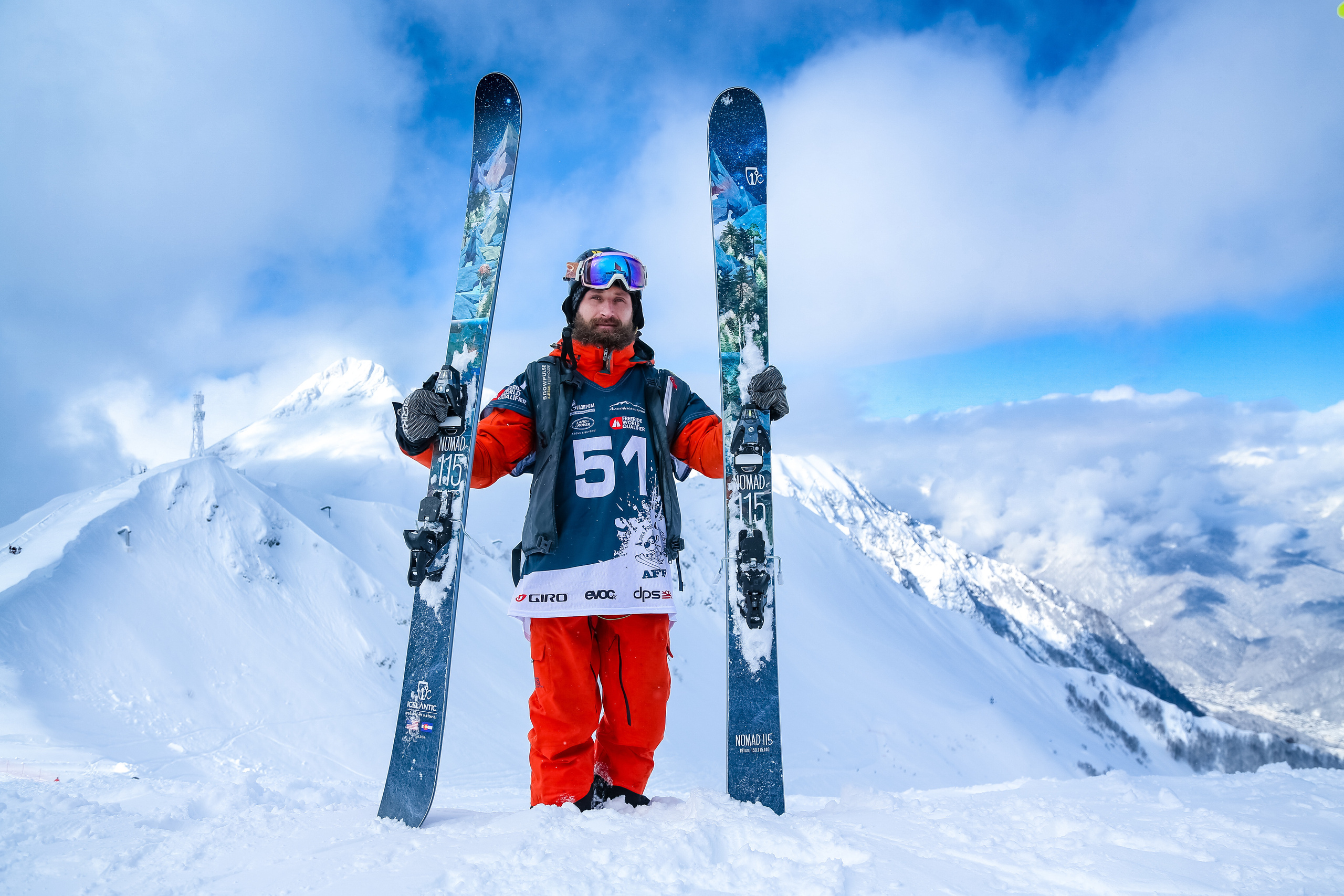 Лыжник в заснеженных горах