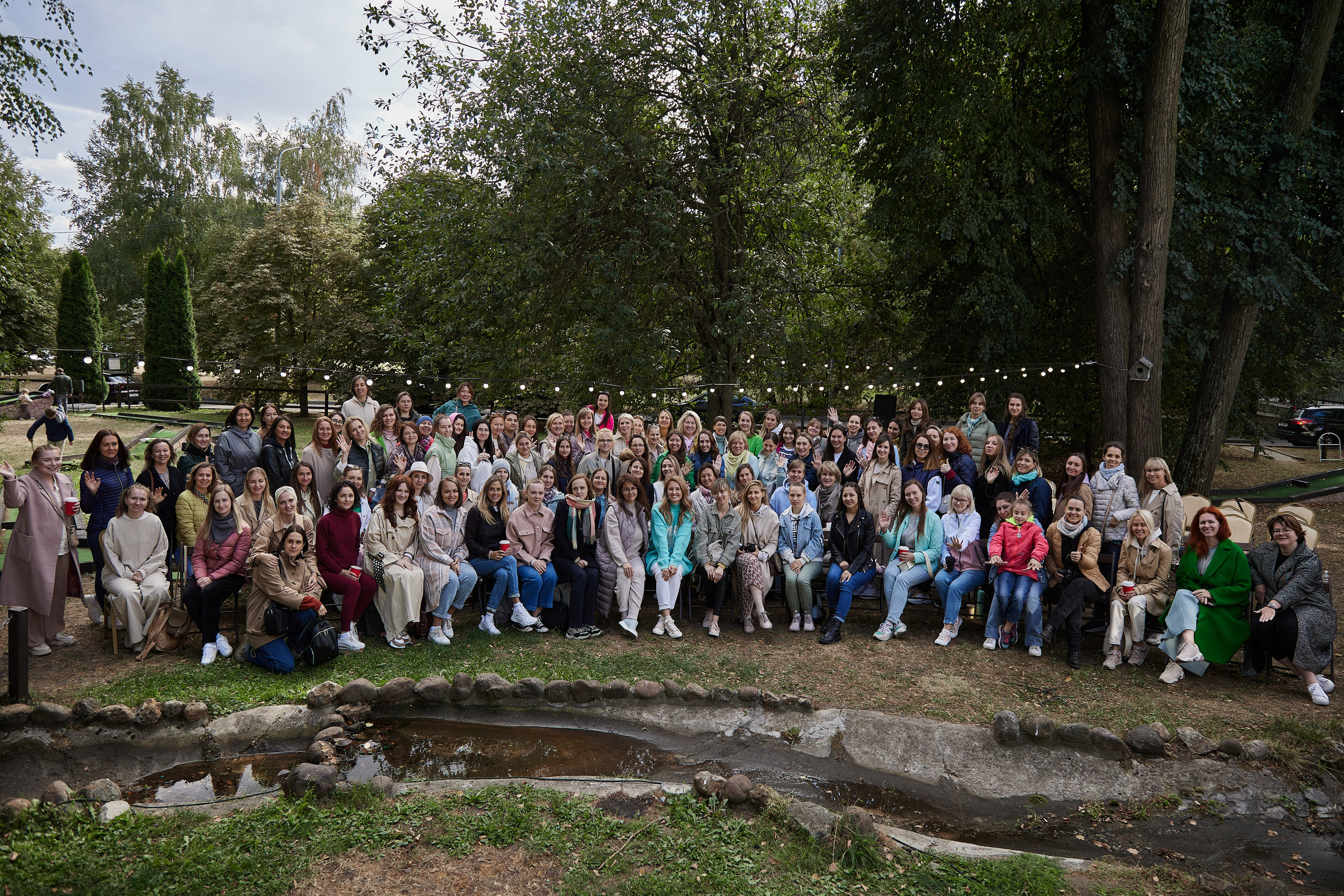 Большая встреча людей на природе
