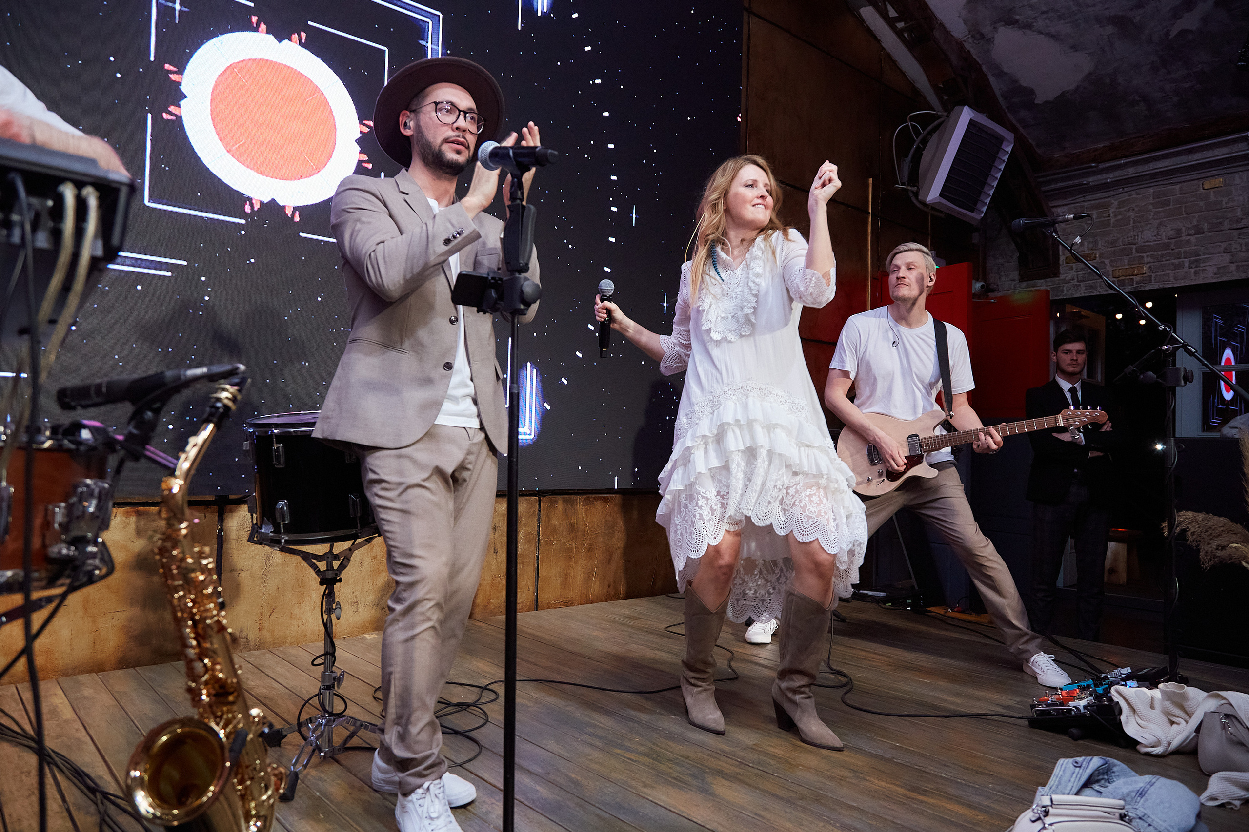 Выступление кавер группы на сцене