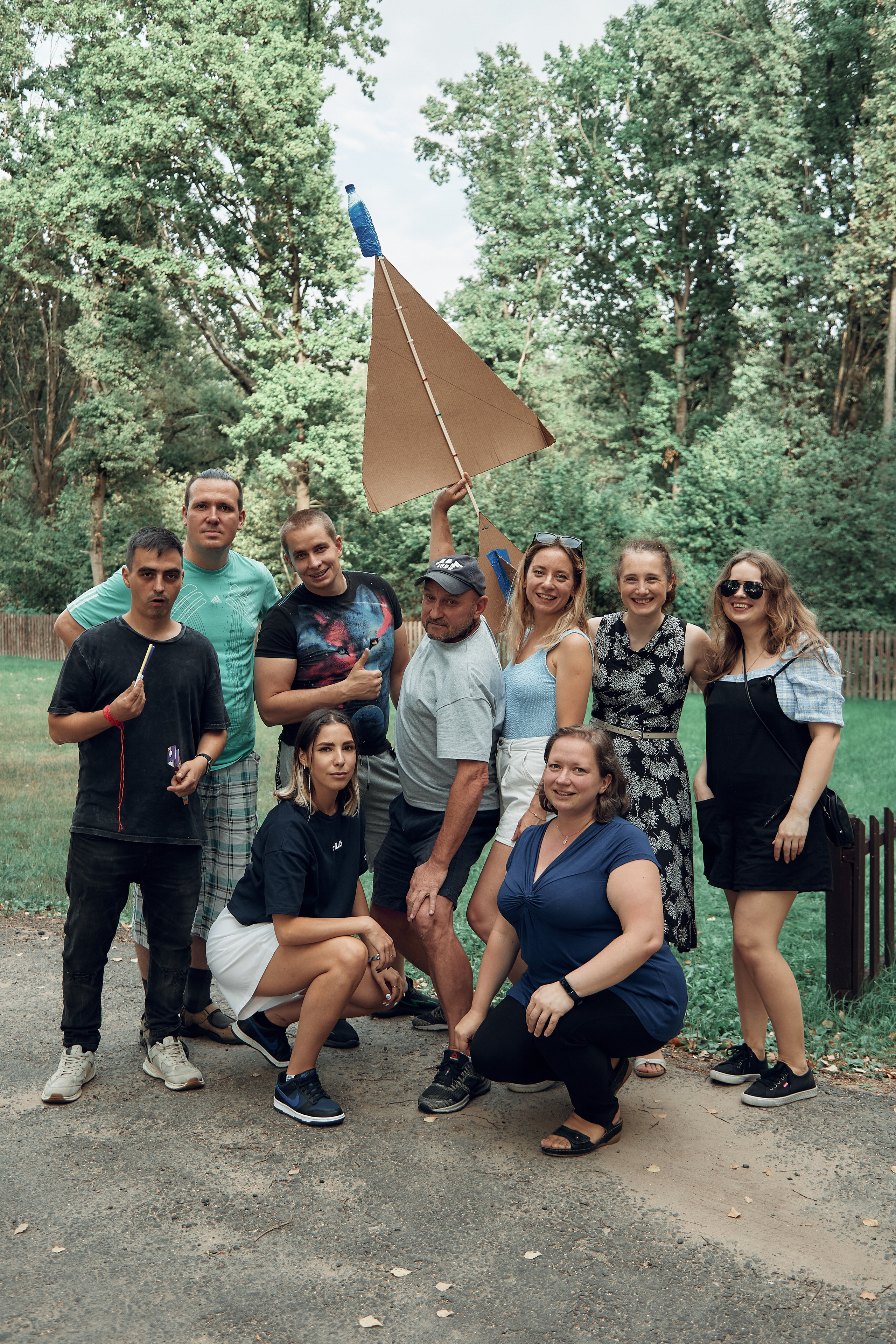 Компания друзей на природе