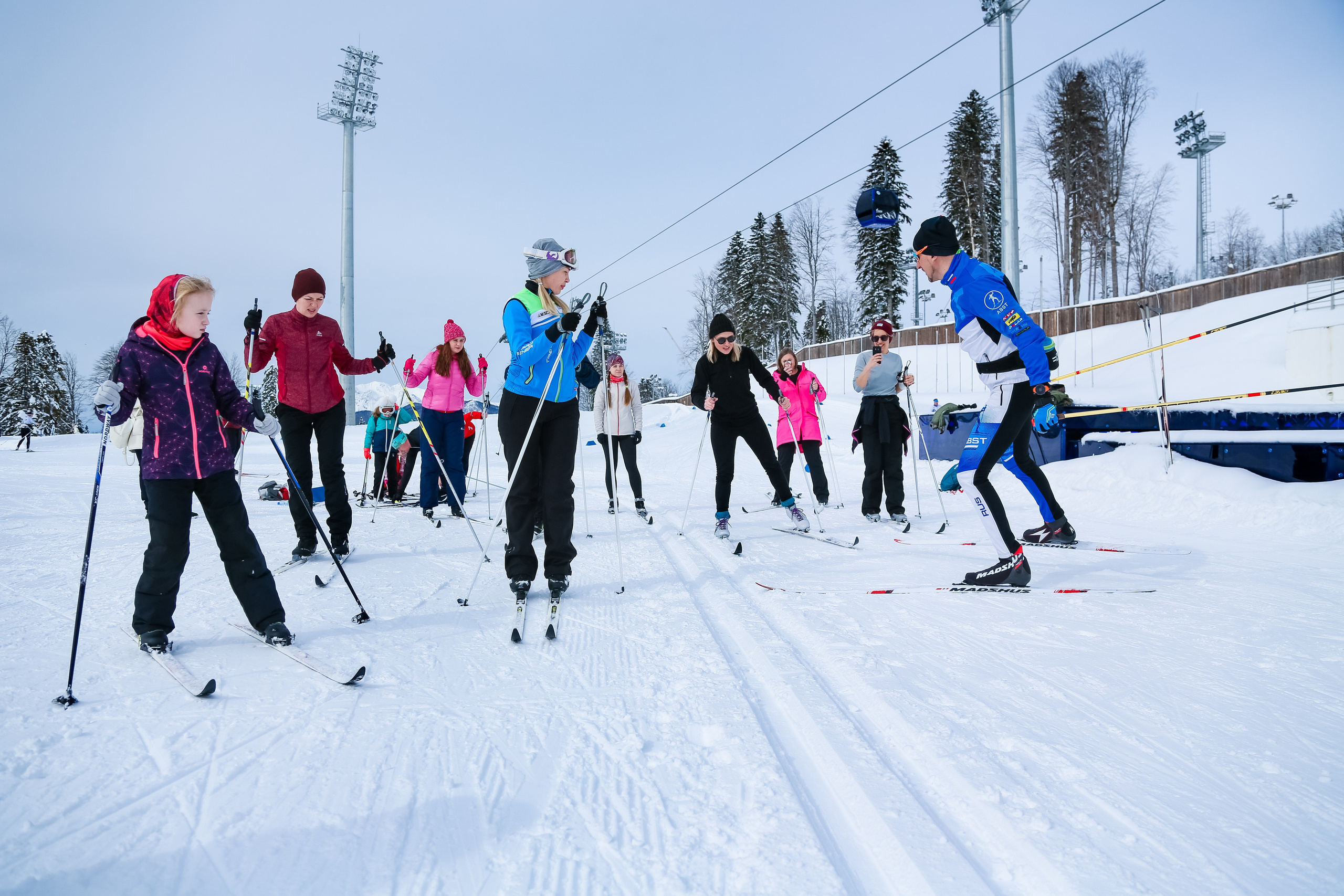 Лыжники на стадионе