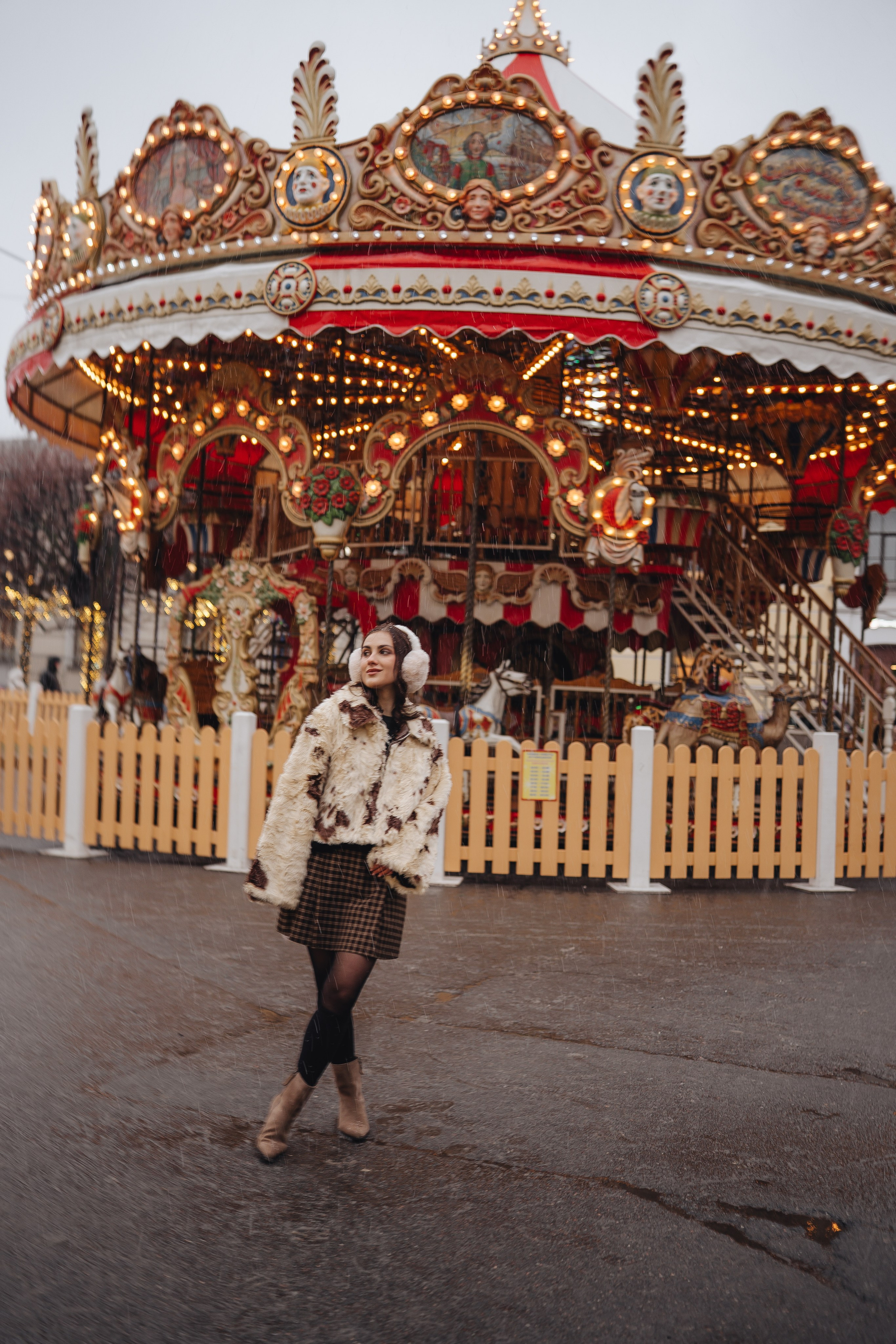 ПРОГУЛКА НА МАНЕЖНОЙ ПЛОЩАДИ ДЛЯ ДЕВУШКИ ПЕРЕД НОВЫМ ГОДОМ (НОВОГОДНЯЯ ФОТОСЕССИИЯ НА МАНЕЖНОЙ ПЛОЩАДИ). Профессиональный фотограф, Санкт-Петербург — Виктория Богомолова