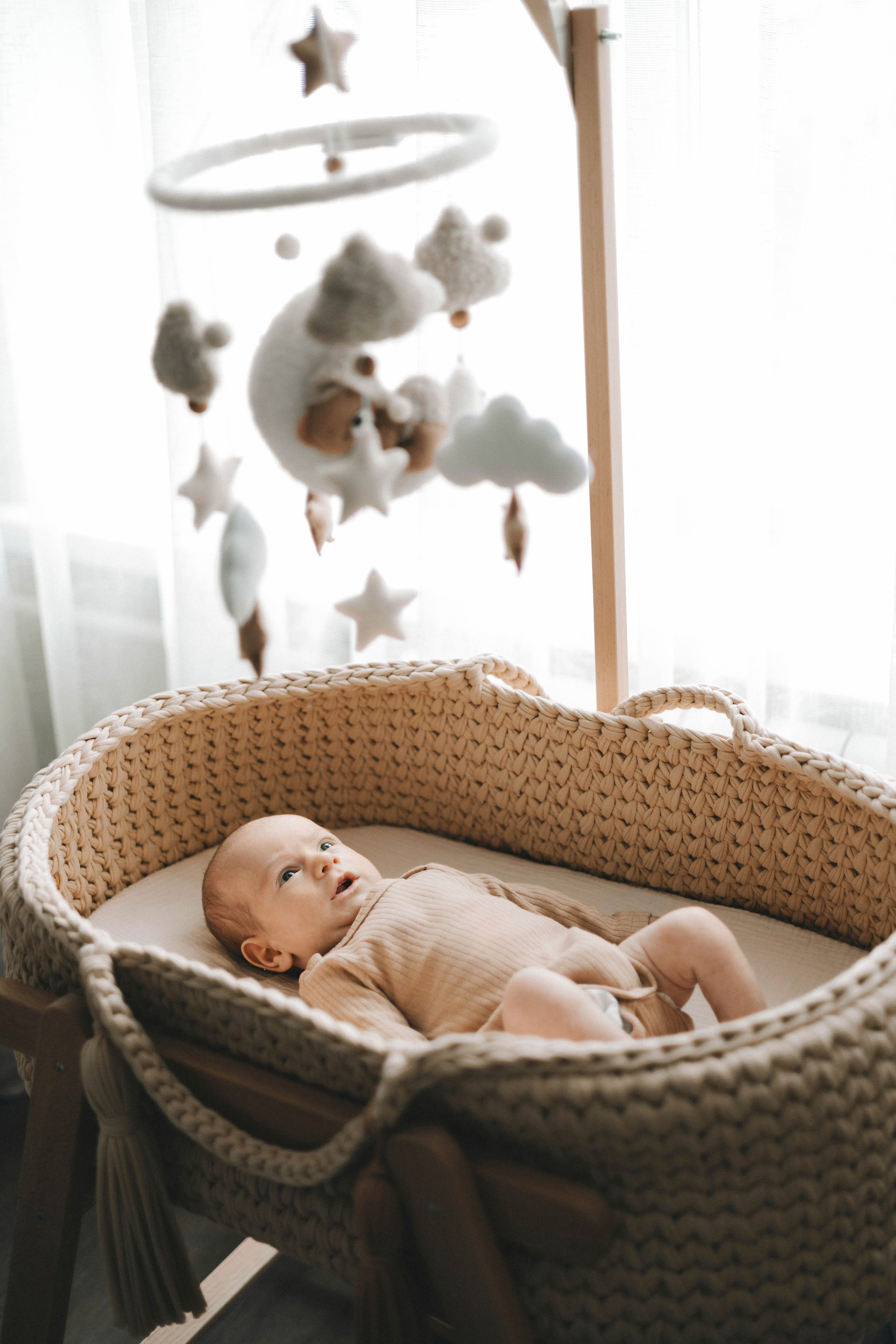 новорожденный в люльке