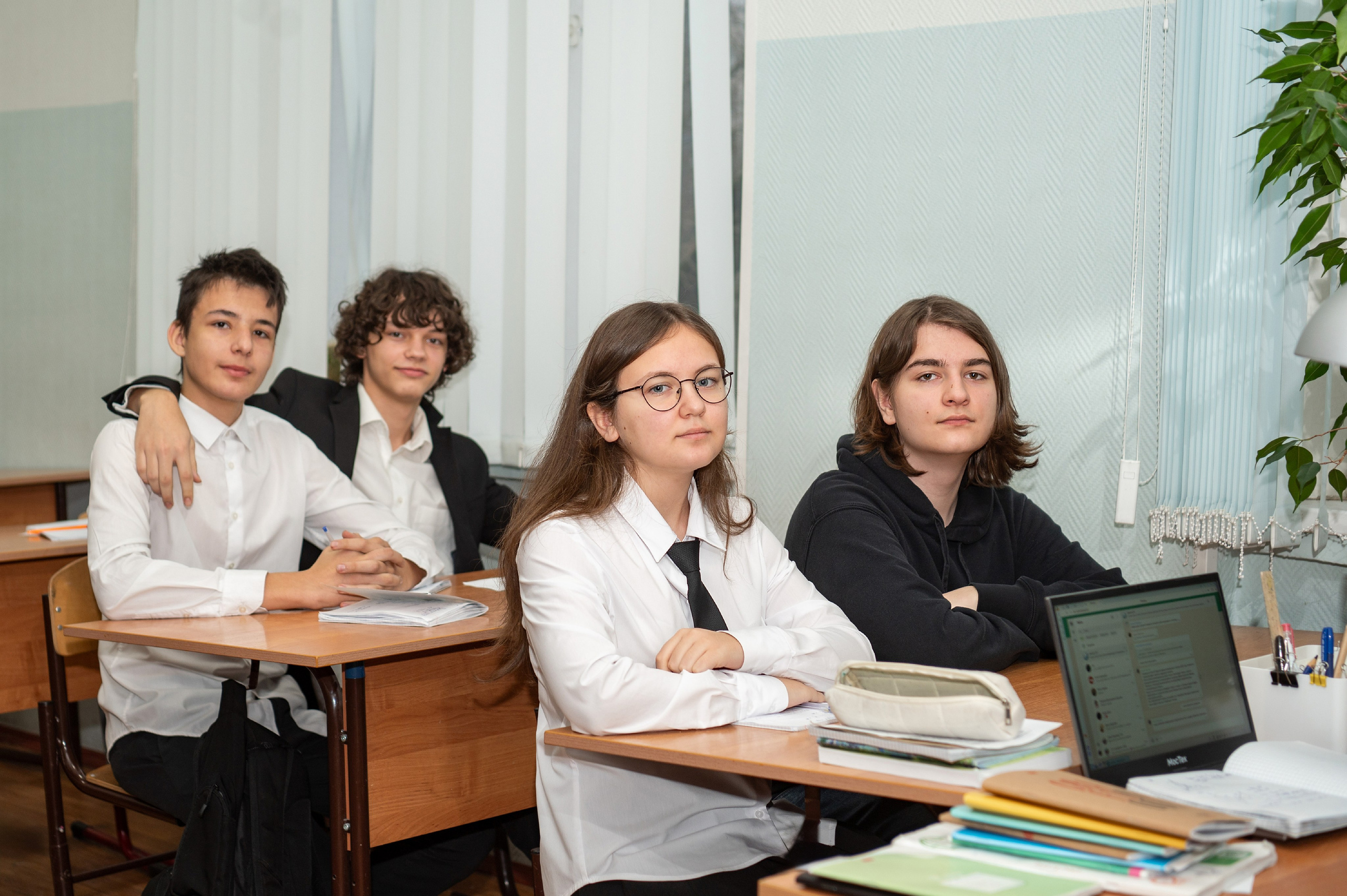 Фотосессия в классе и на территории школы. 9-М класс Школа 1568. Детский и семейный фотограф г. Москва Оксана Катаджи