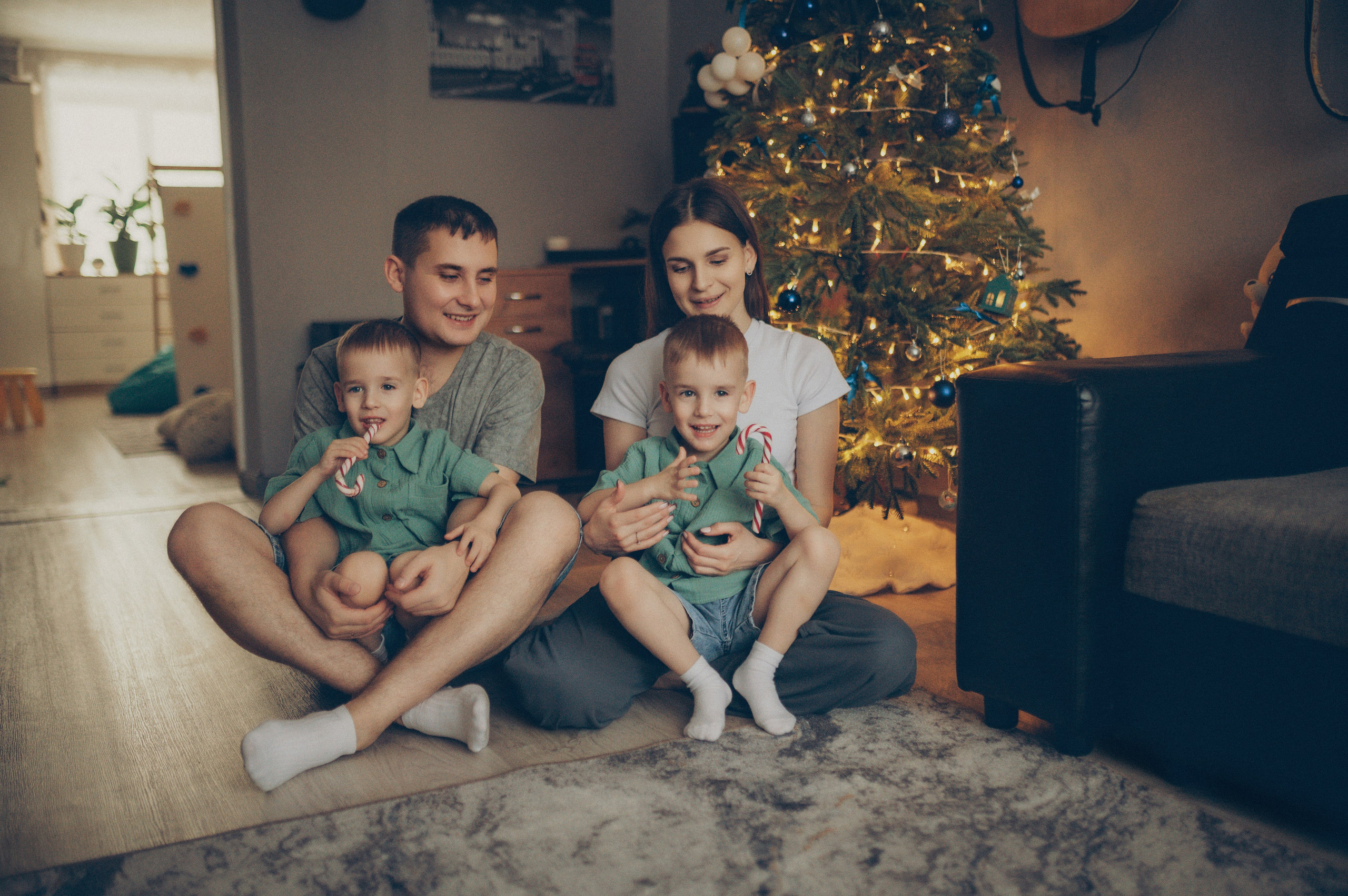 Миша и Тимофей (новогодняя домашняя). Фотограф, г. Лесной Свердловской области