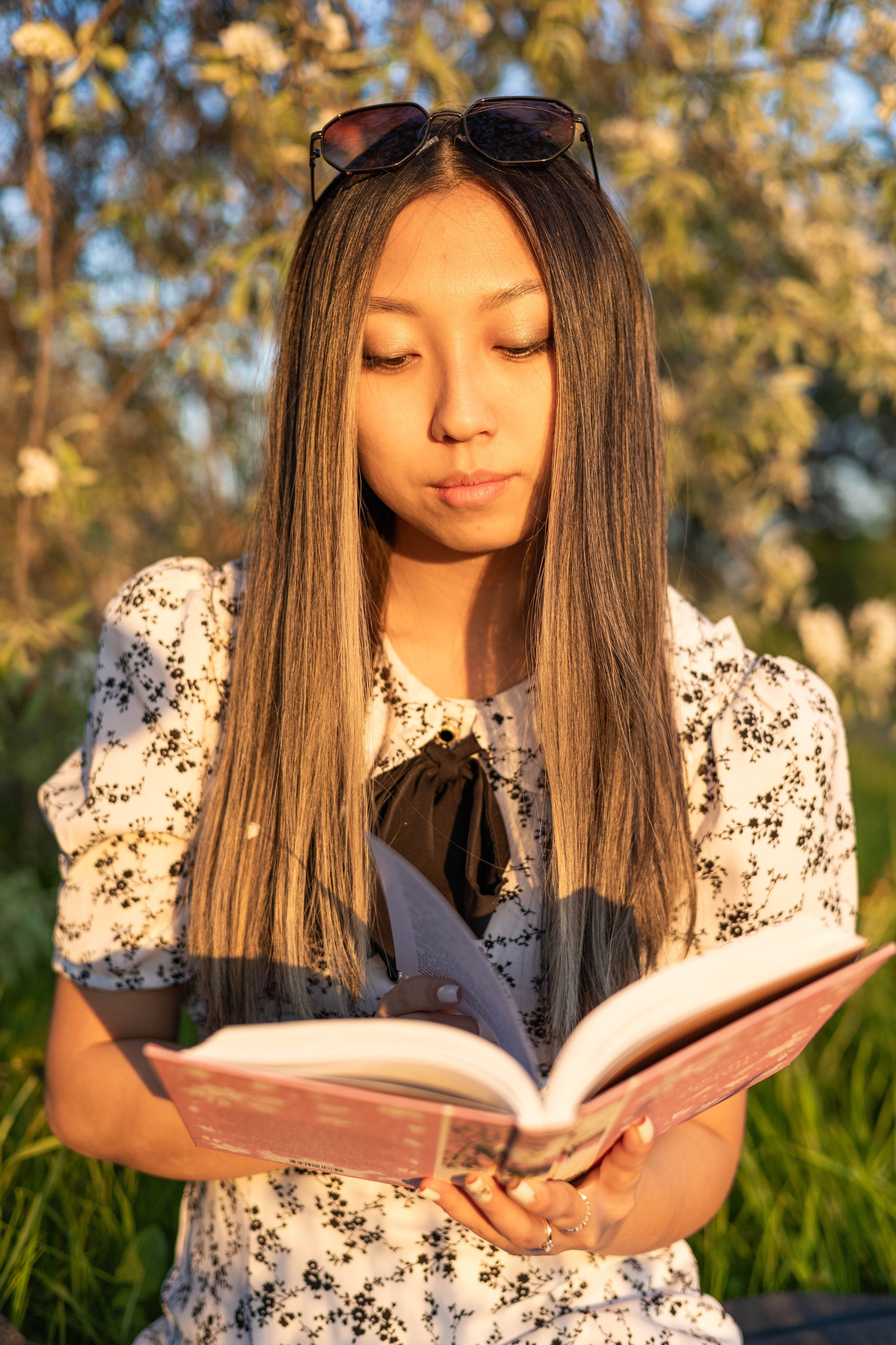 Виктория. Фотосессия в Яблоневом саду. Портретный фотограф Панферова Регина г. Санкт-Петербург, г. Казань