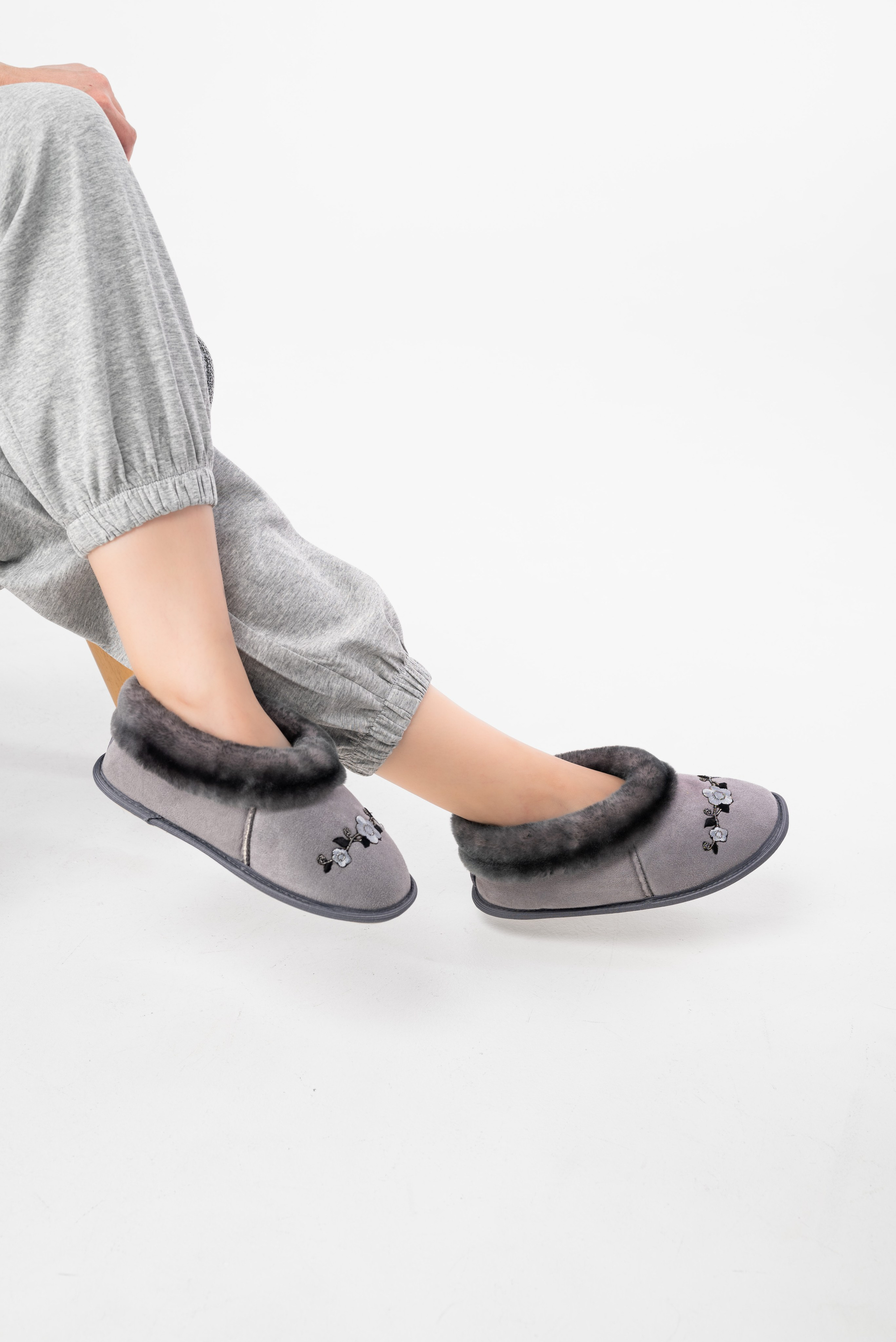 Тапочки и чуни. Предметный фотограф, фото для маркетплейсов Пятигорск, КМВ