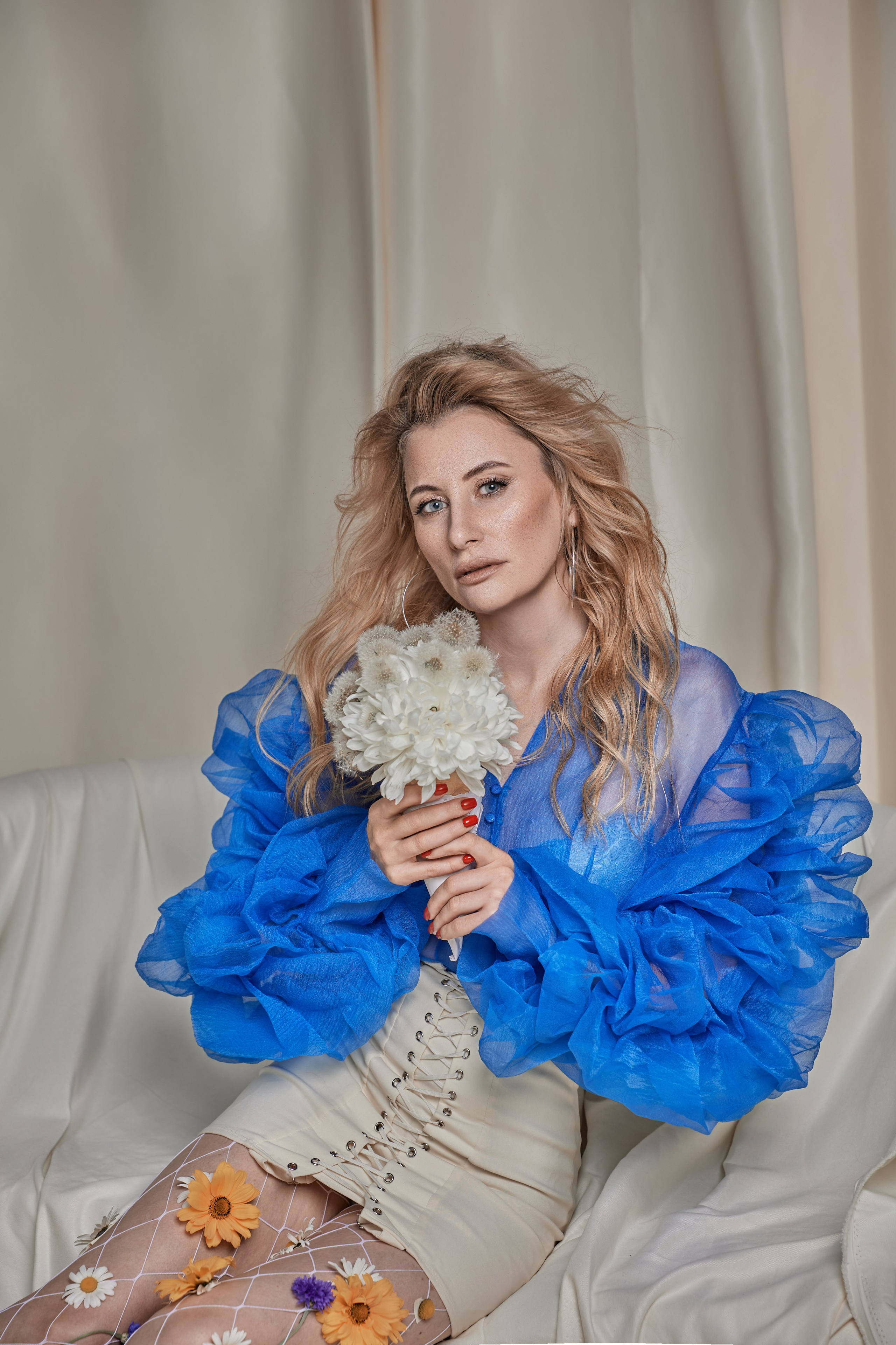 Марина с цветами. Фотограф женского портрета, беременности и материнства Харькова Елена