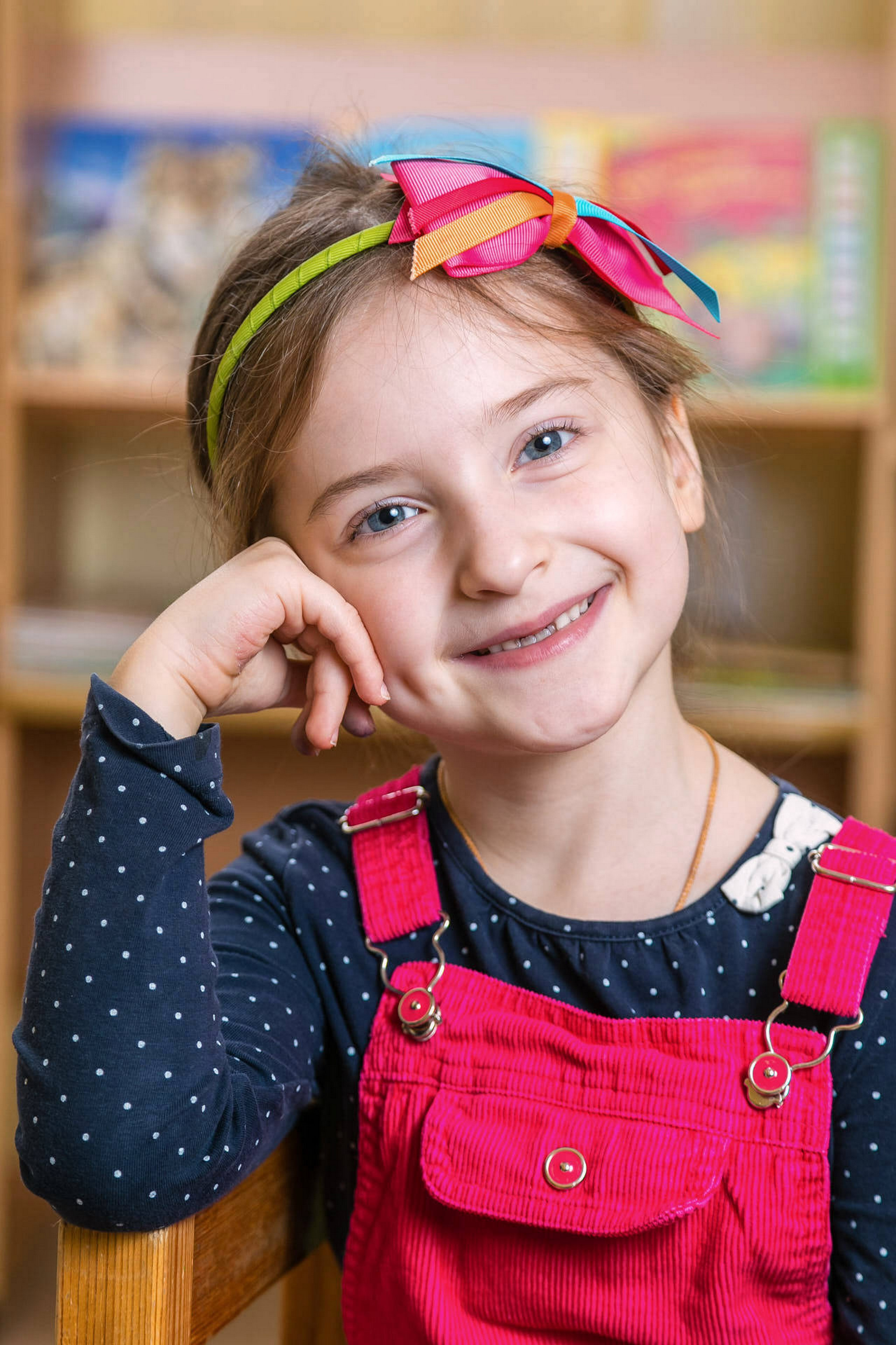 портрет маленькой девочки на стуле в детском саду