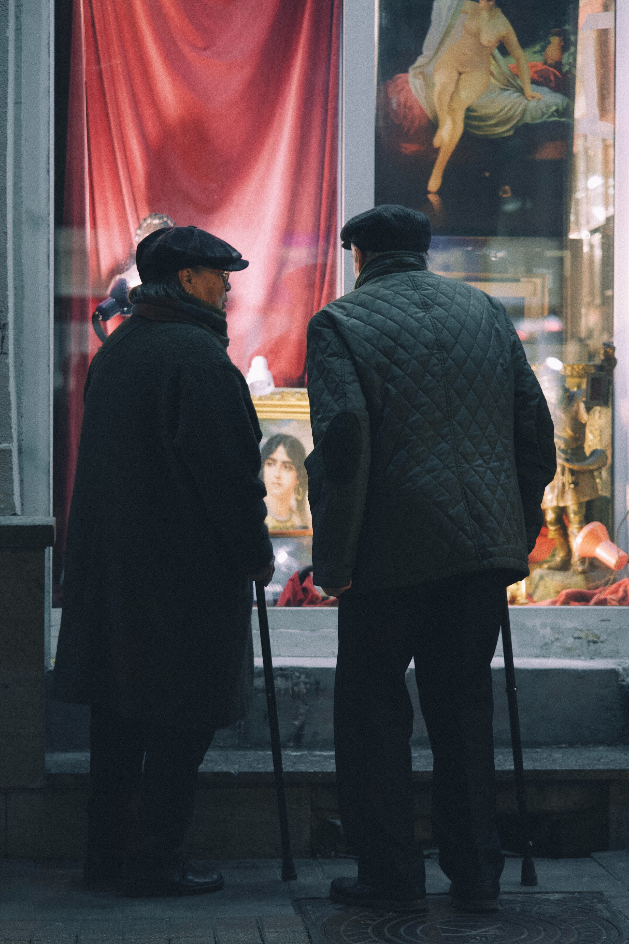 два пожилых мужчины рассматривают витрины на Старом Арбате