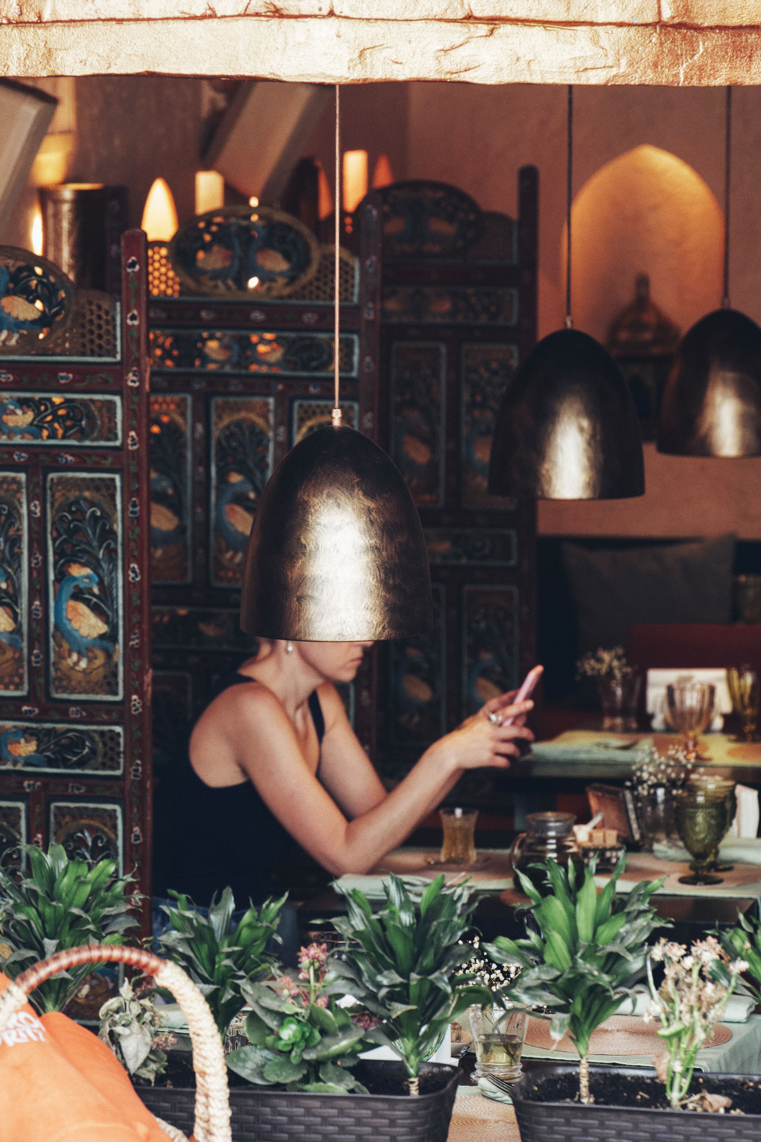 женщина в восточном кафе с закрытым фонарем лицом