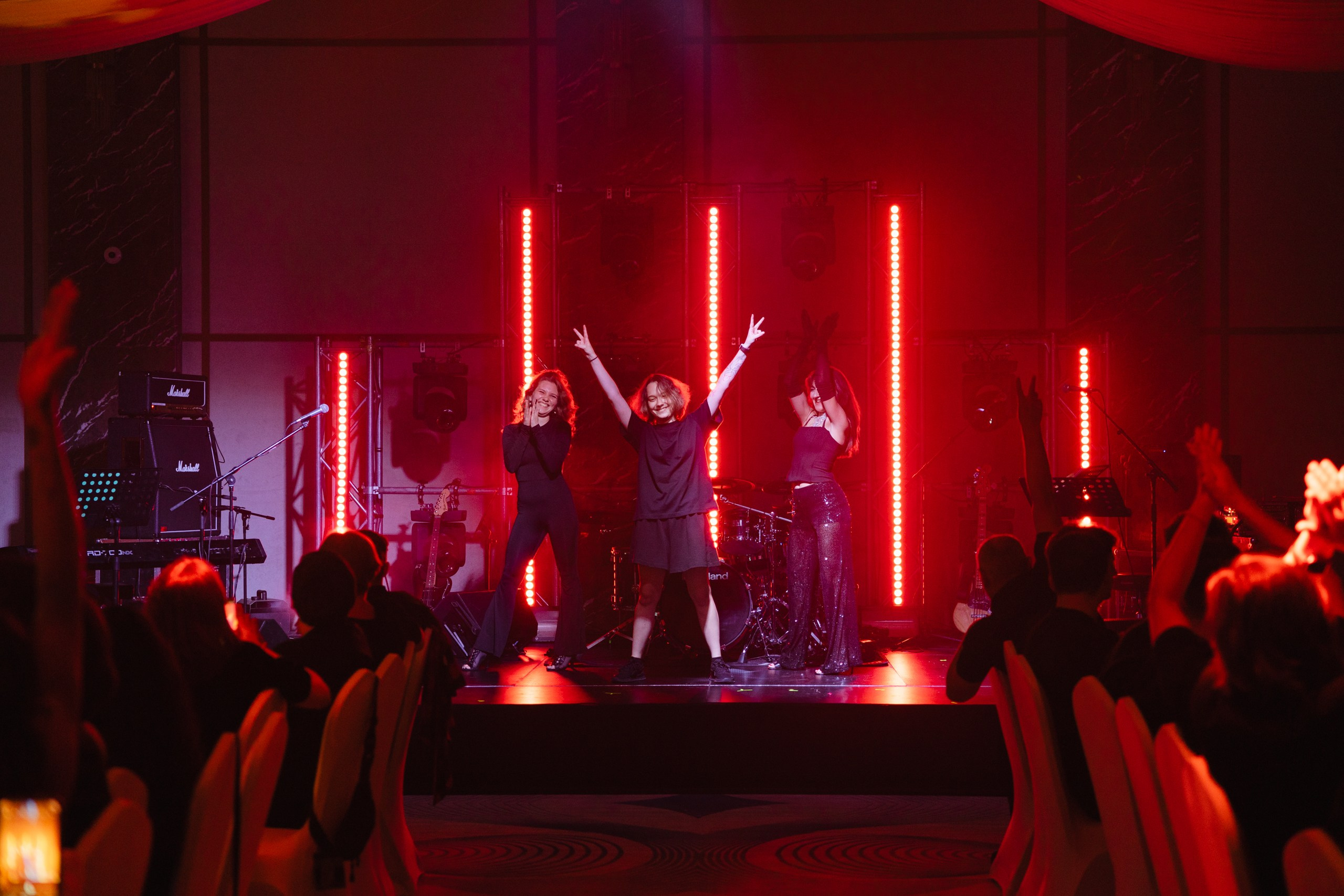 Здравствуйте! Я свадебный фотограф из Ульяновска, работаю в том числе по всей России и с выездом за границу. Снимаю свадьбы, lovestory, корпоративы, светский репортаж. Провожу обучение по фотографии, мастер-классы и воркшопы для других фотографов.