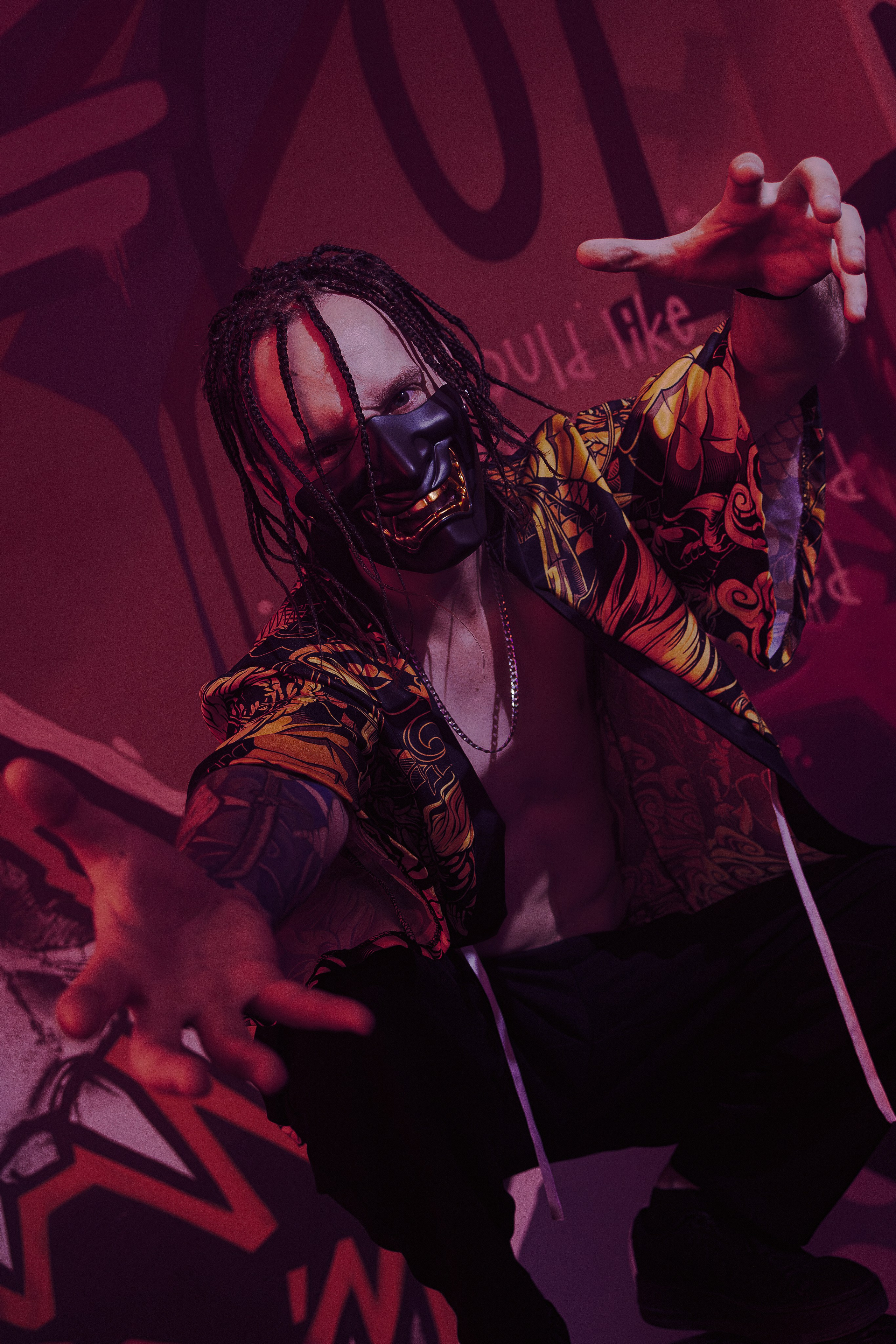 Мужская фотосъёмка в Ростове на Дону. Креативная съёмка с Александром в неоновой студии. Мужской портрет в японском стиле