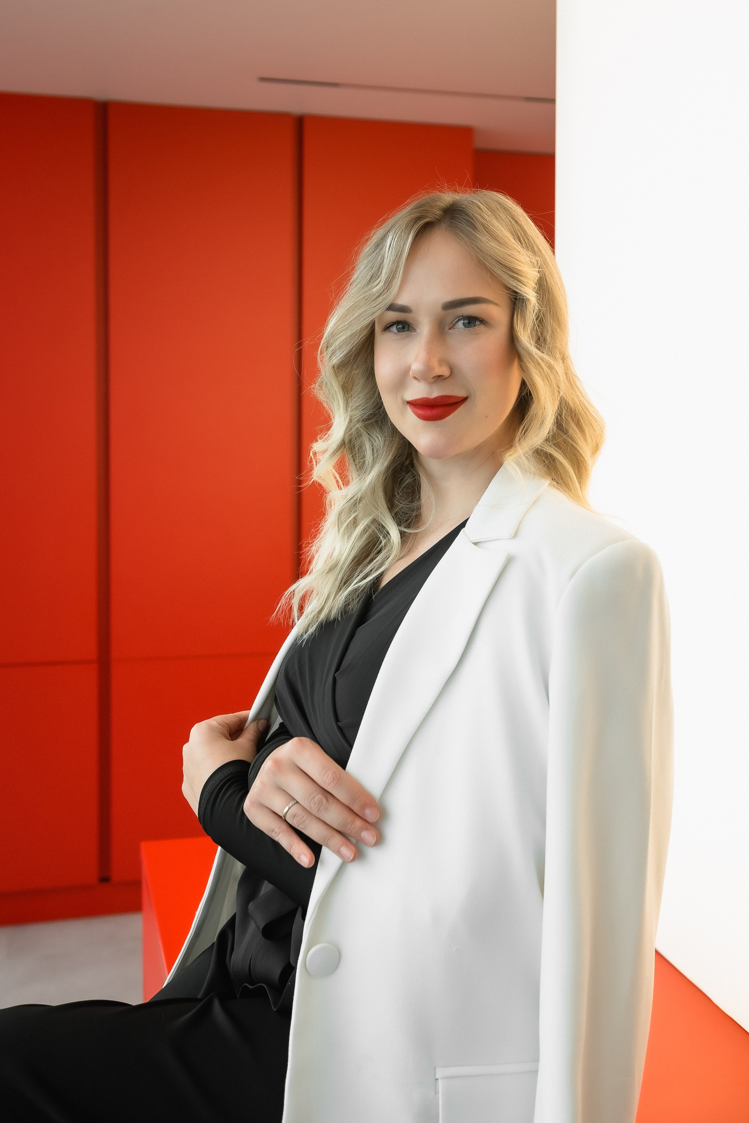 Портрет на красном фоне. КОНТЕНТ | БРЕНД фотограф Санкт-Петербург — Жанна Олтаржевская