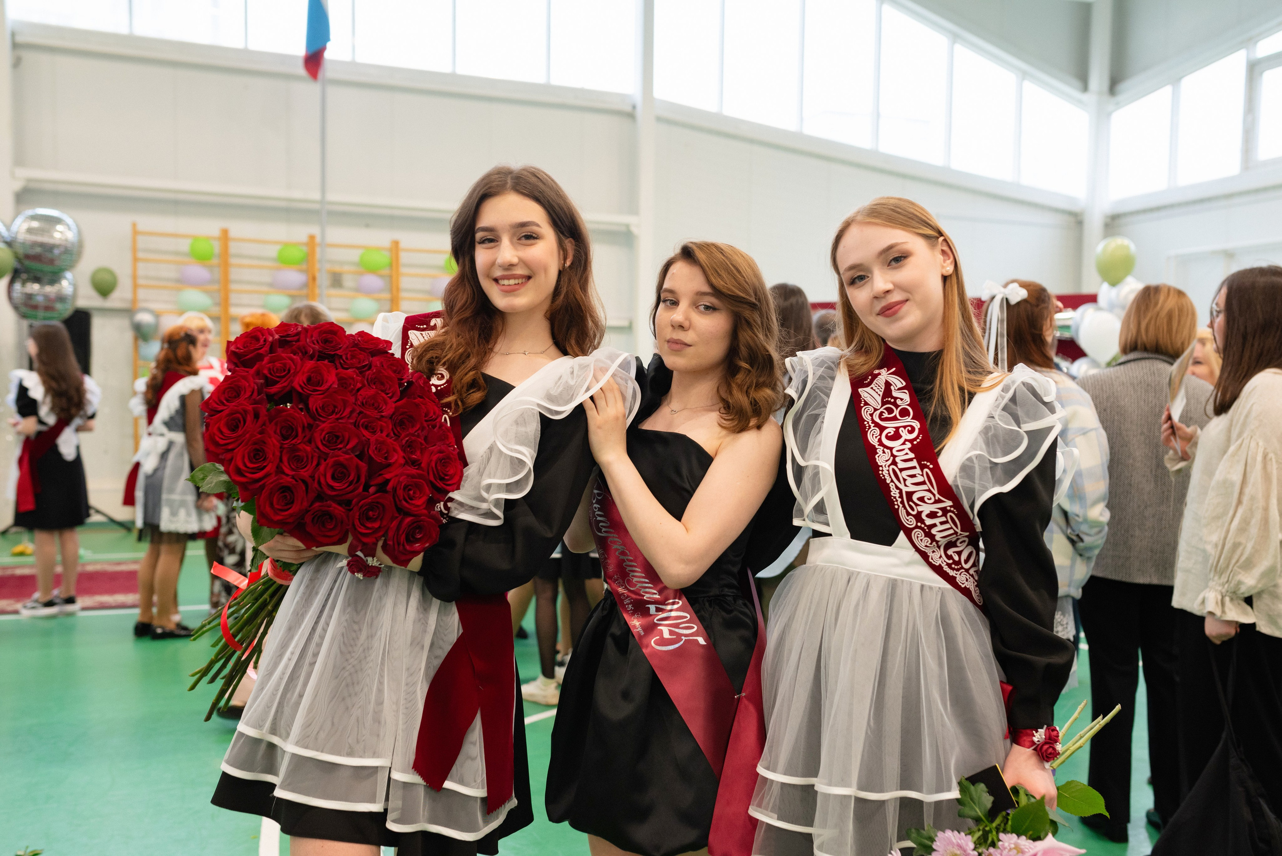 Съёмка выпускного в школе для 11 класса в Сургуте от профессионального школьного фотографа